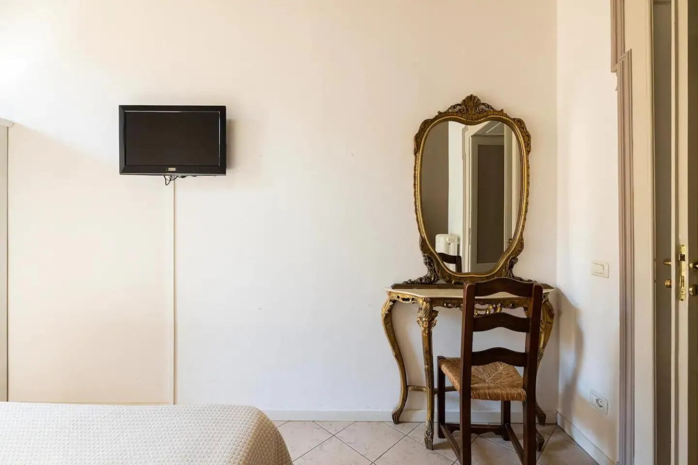 Decorative detail in Stop & Sleep Bergamo