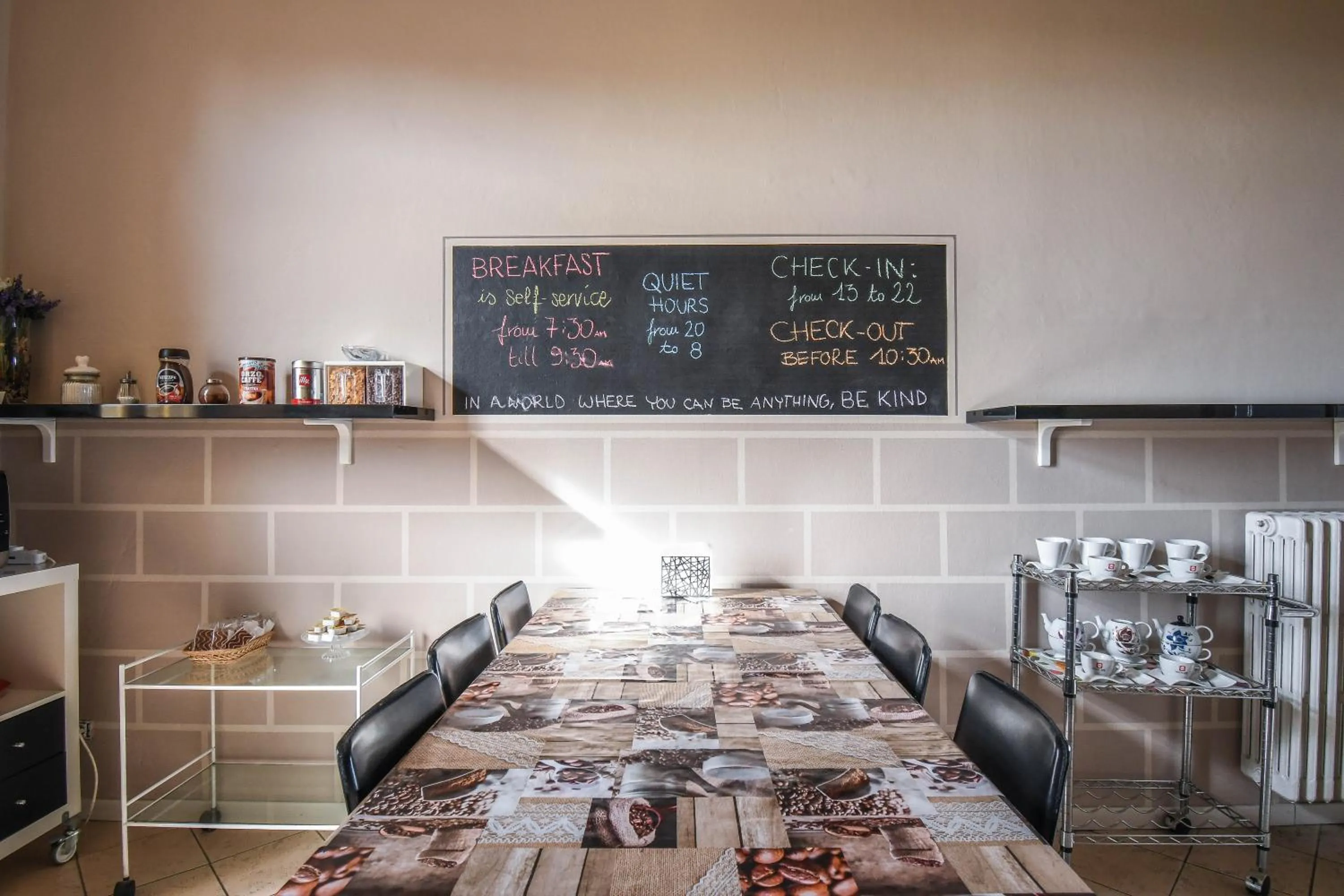 Communal kitchen in Stop & Sleep Bergamo