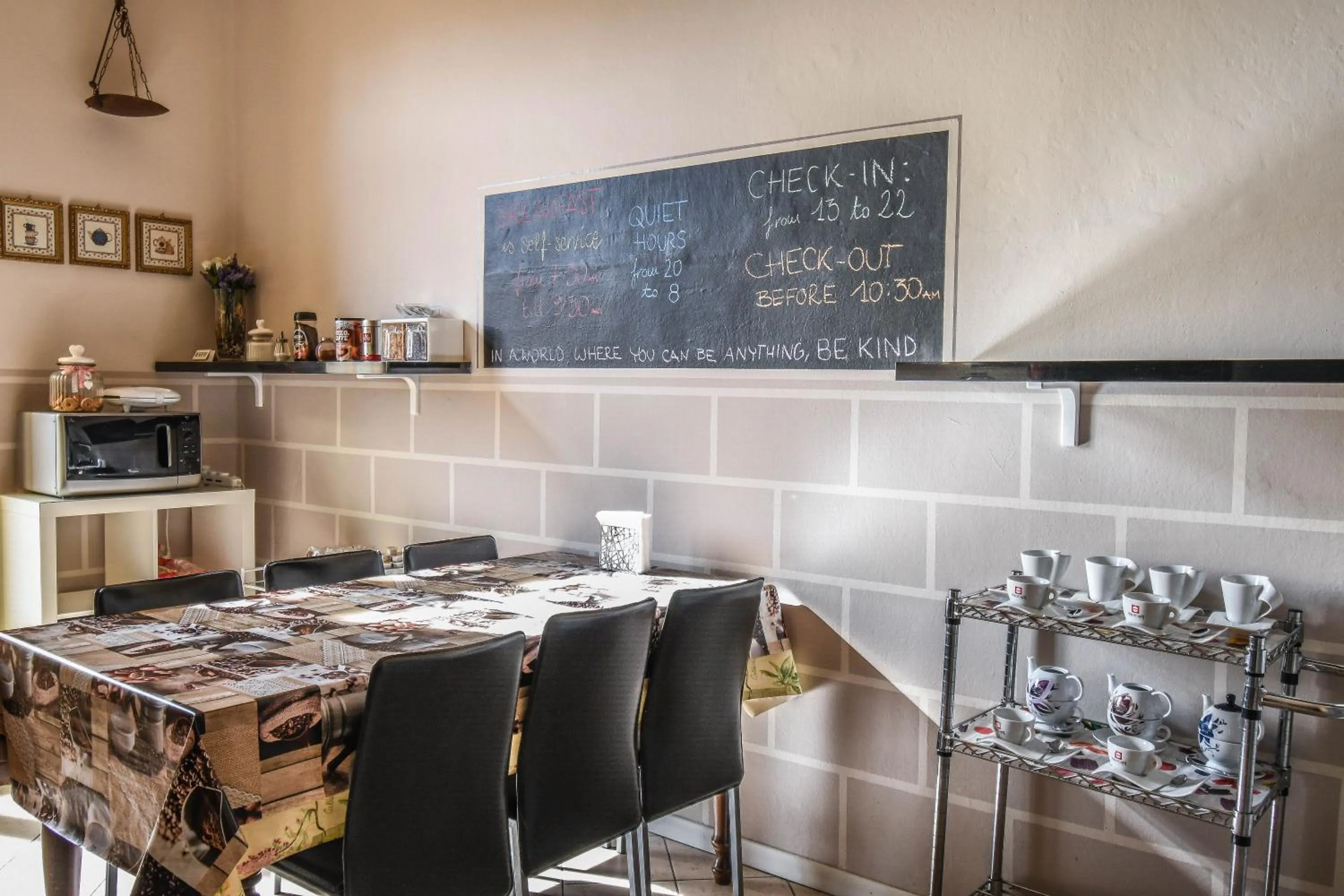 Communal kitchen in Stop & Sleep Bergamo