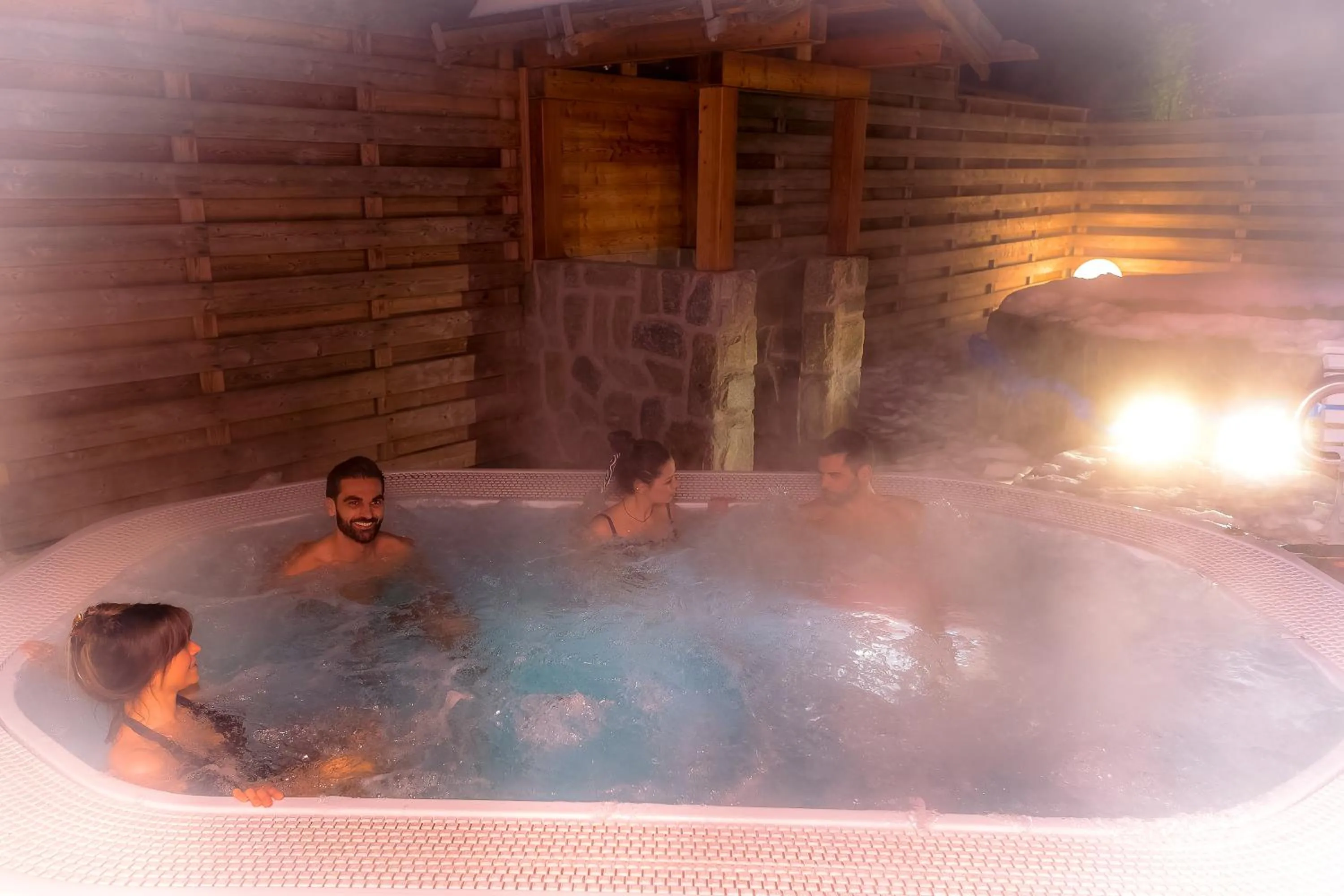 Hot Tub in Albergo Dimaro Wellness Hotel