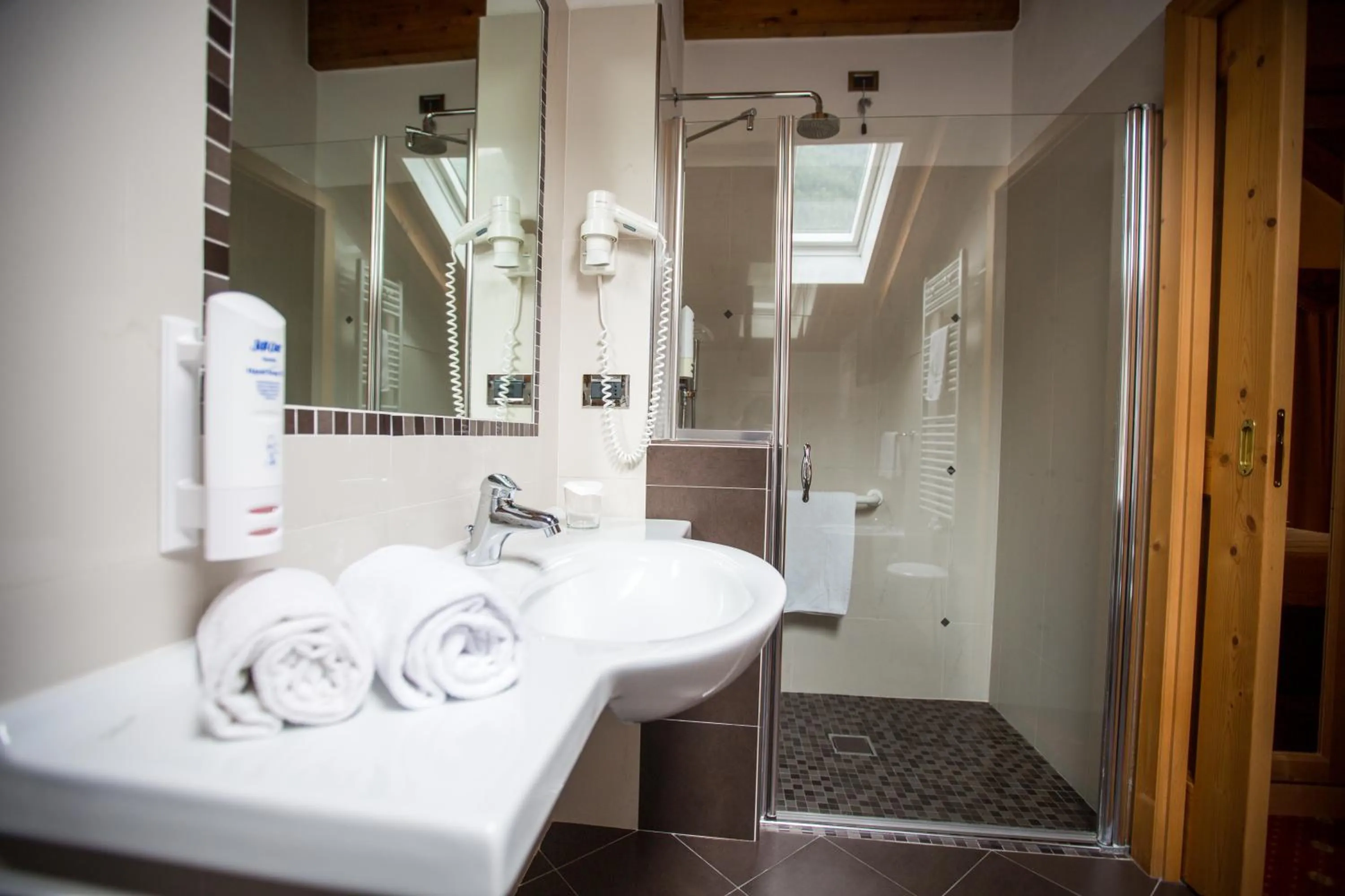 Shower in Albergo Dimaro Wellness Hotel