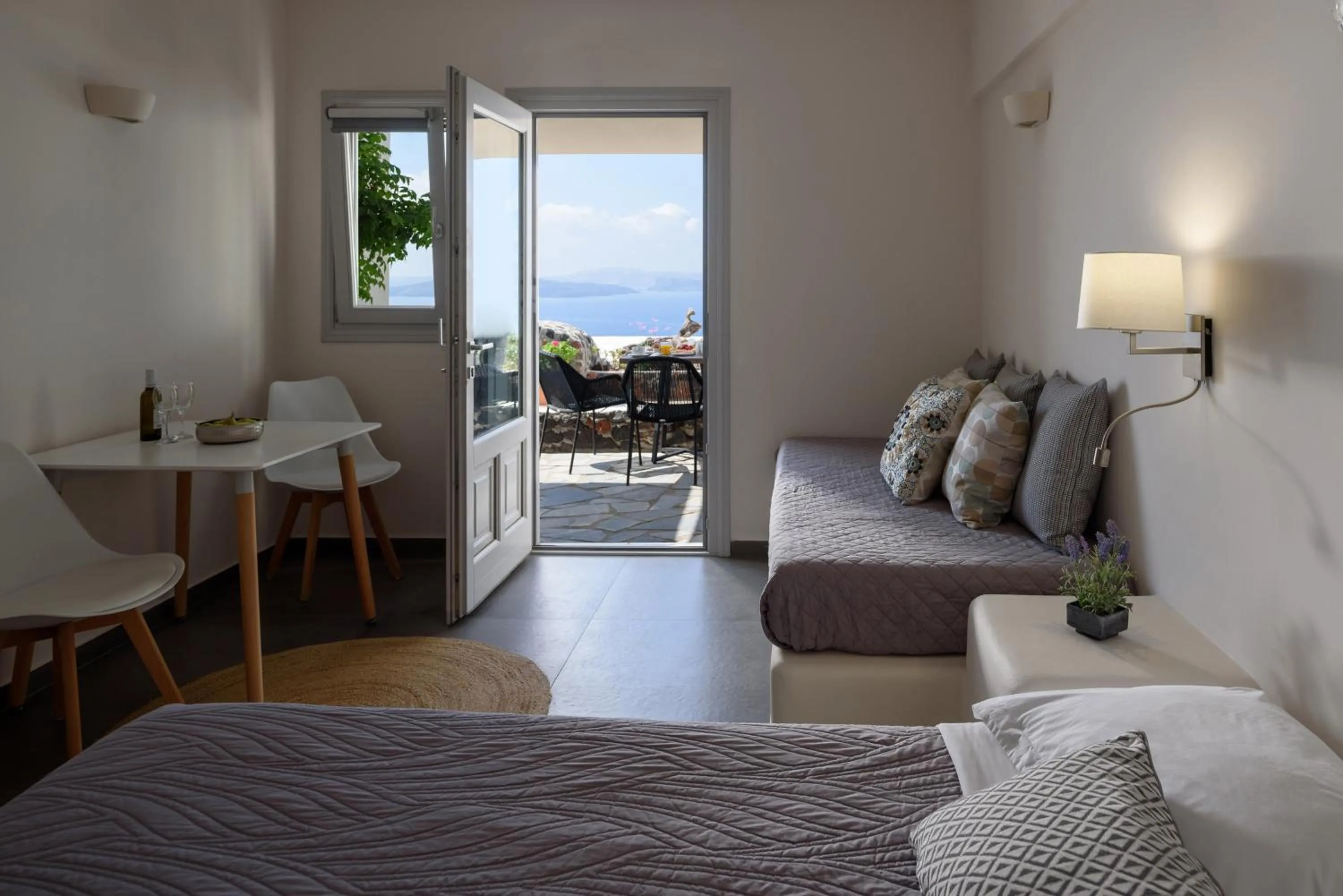 Photo of the whole room, Bed in Strogili