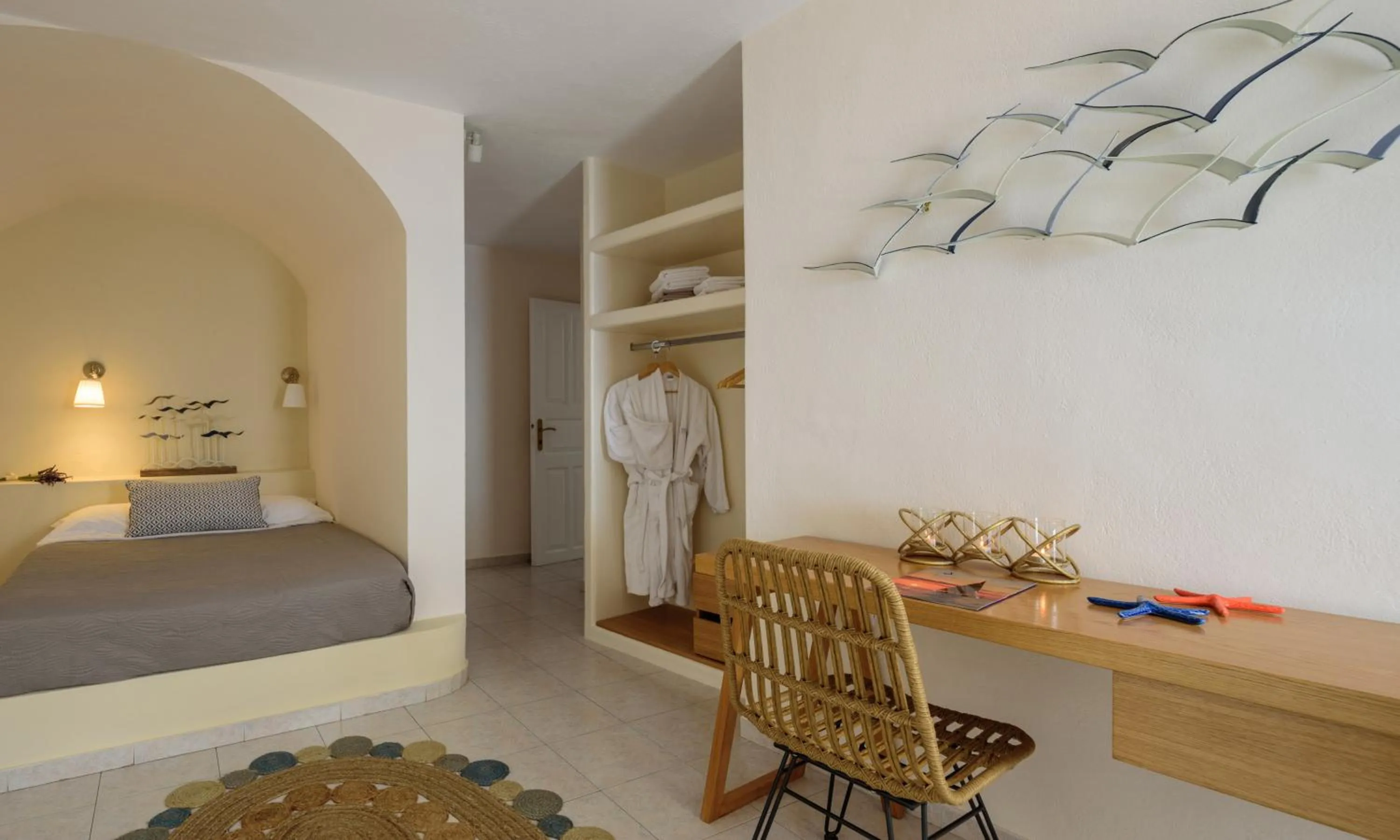 Photo of the whole room, Bed in Strogili