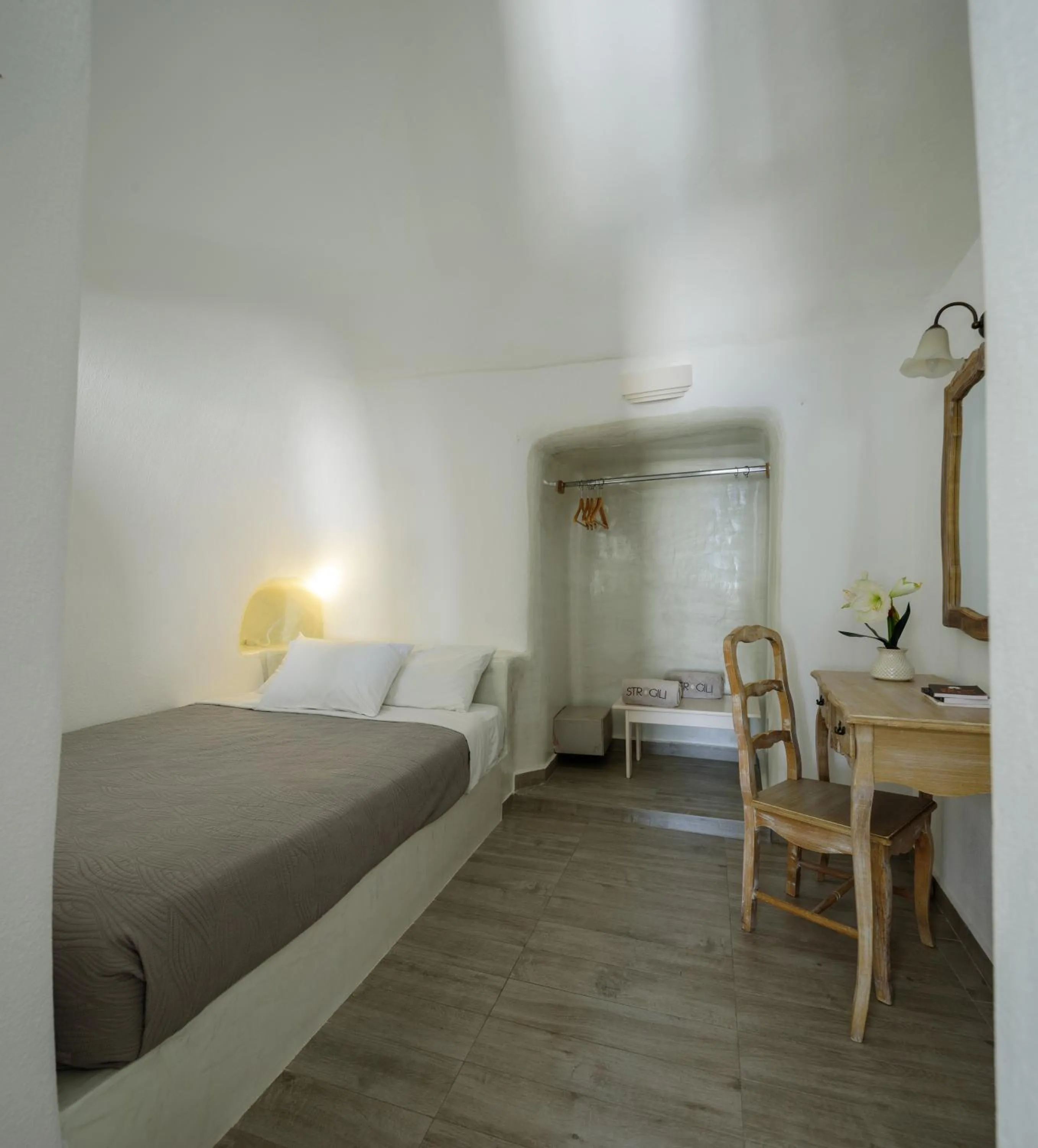 Bedroom, Bed in Strogili