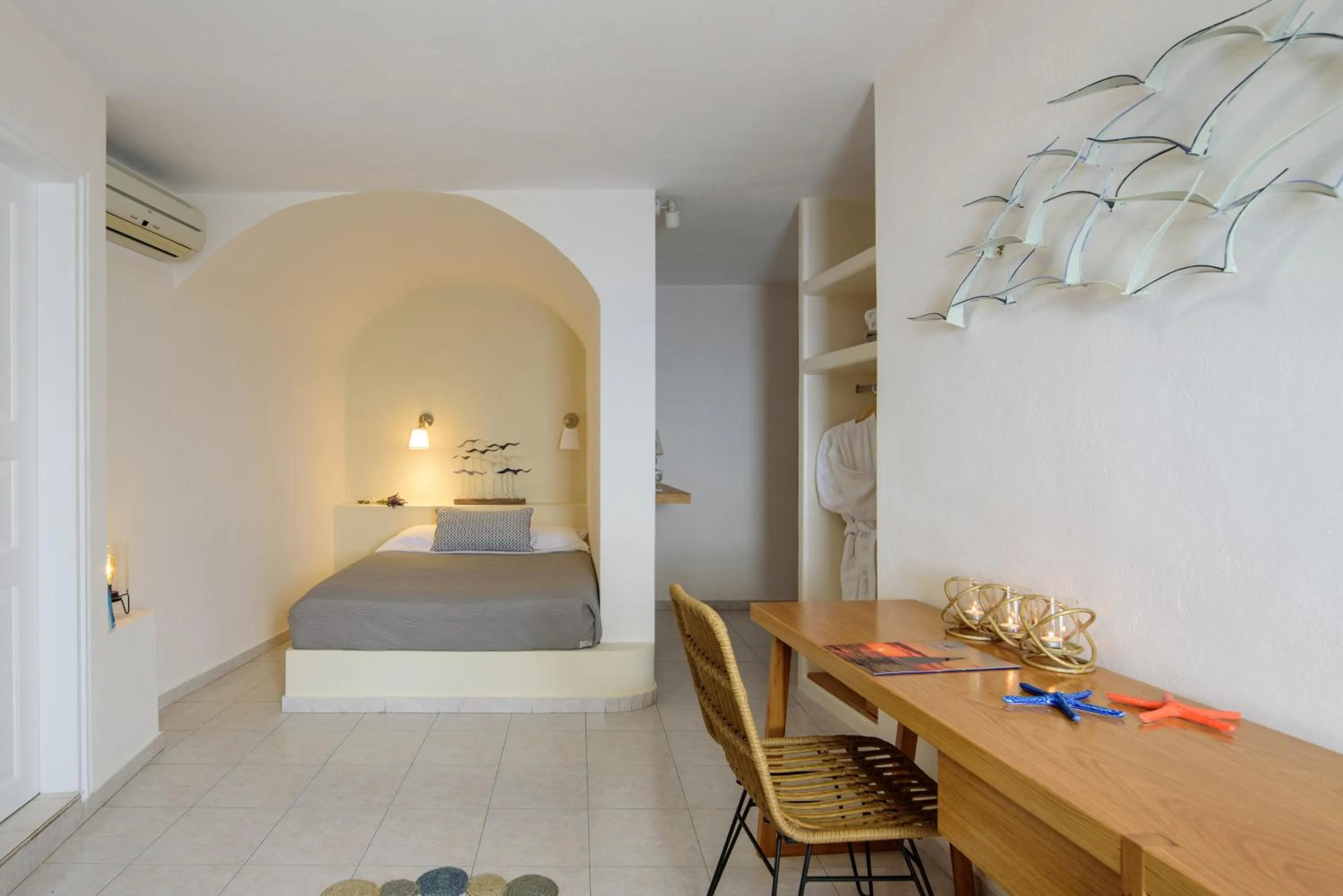 Photo of the whole room, Bed in Strogili