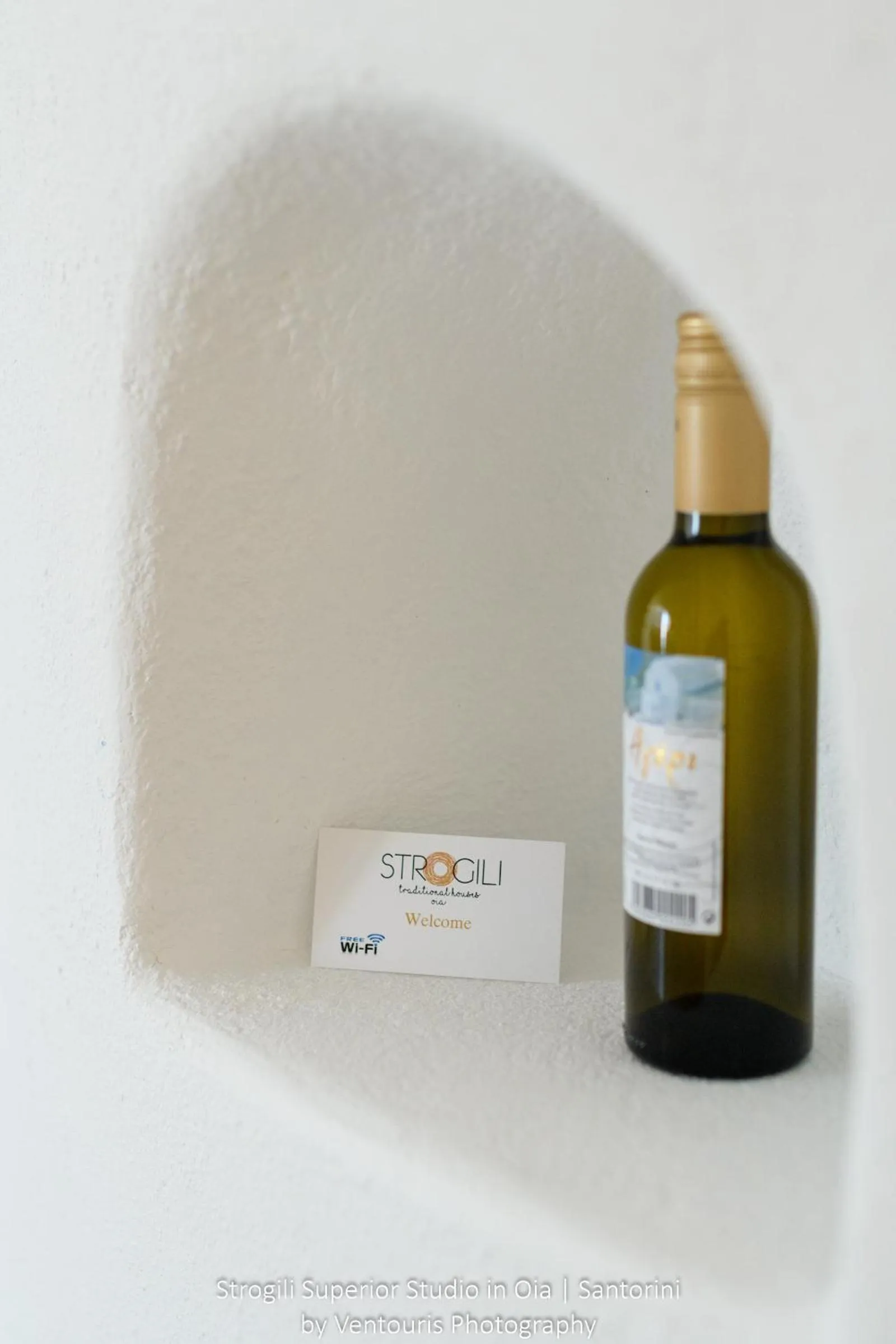 Text overlay in Strogili