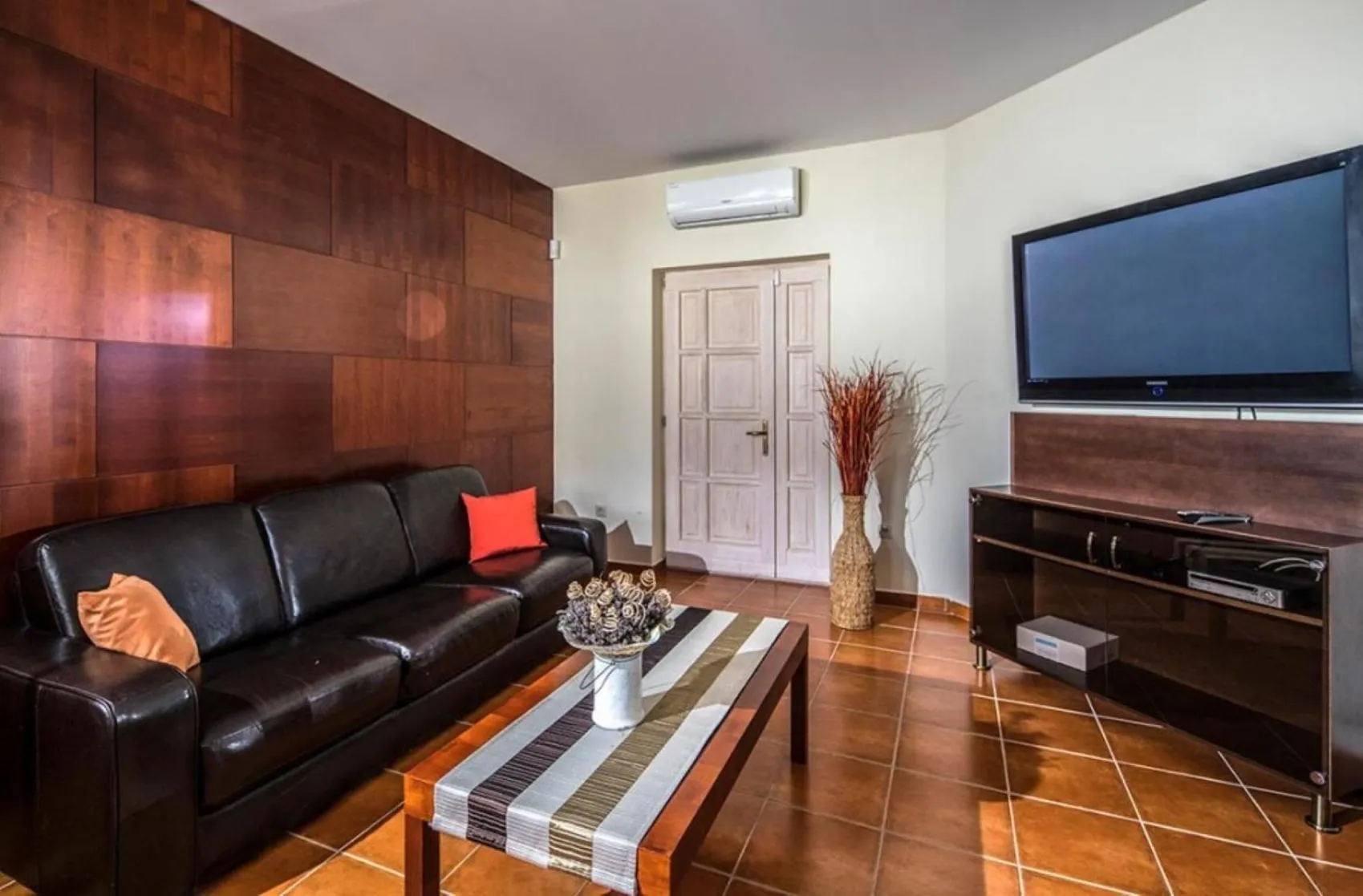 Communal lounge/ TV room in Hotel Forest Hills