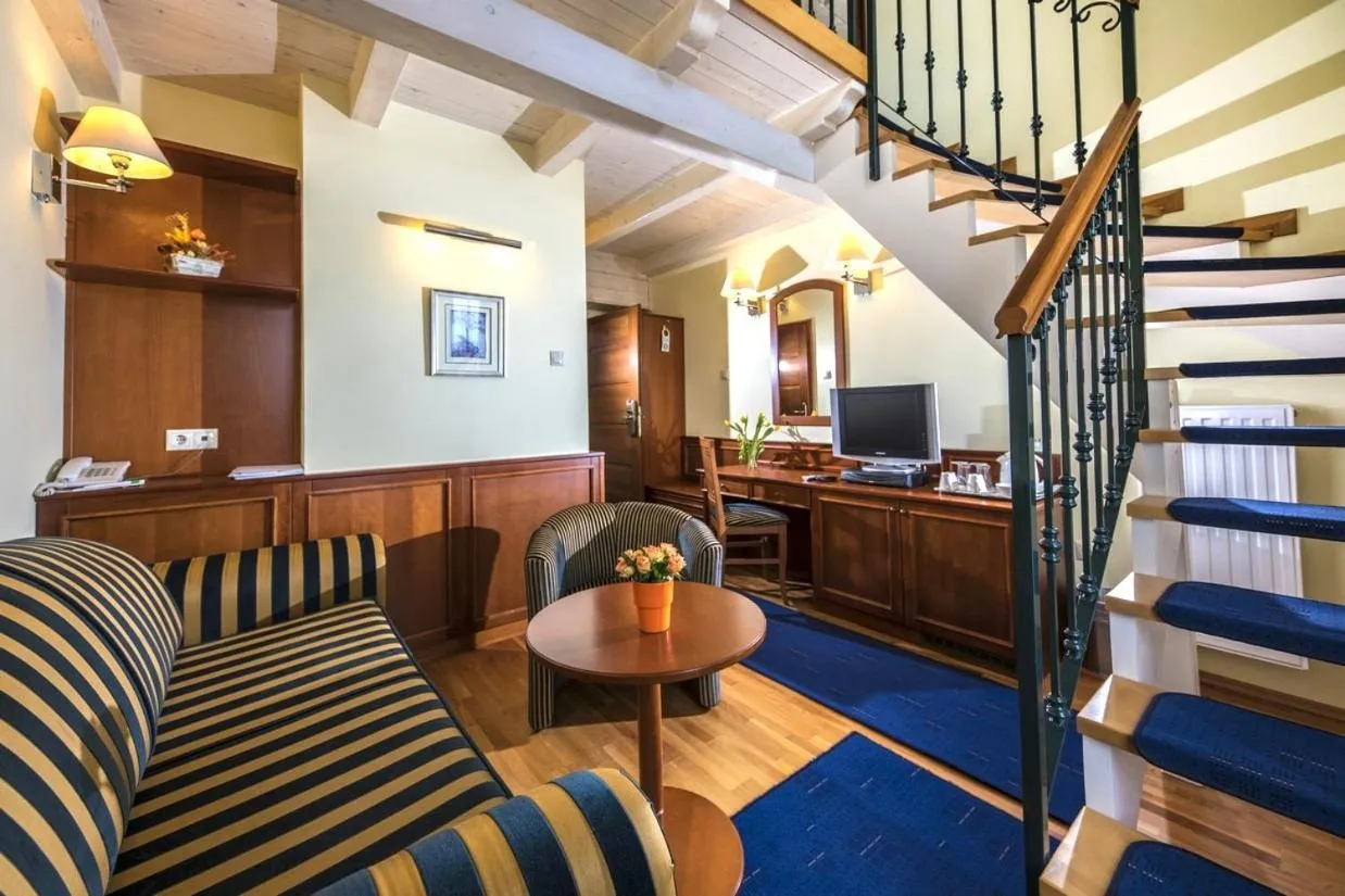 TV and multimedia in Hotel Forest Hills