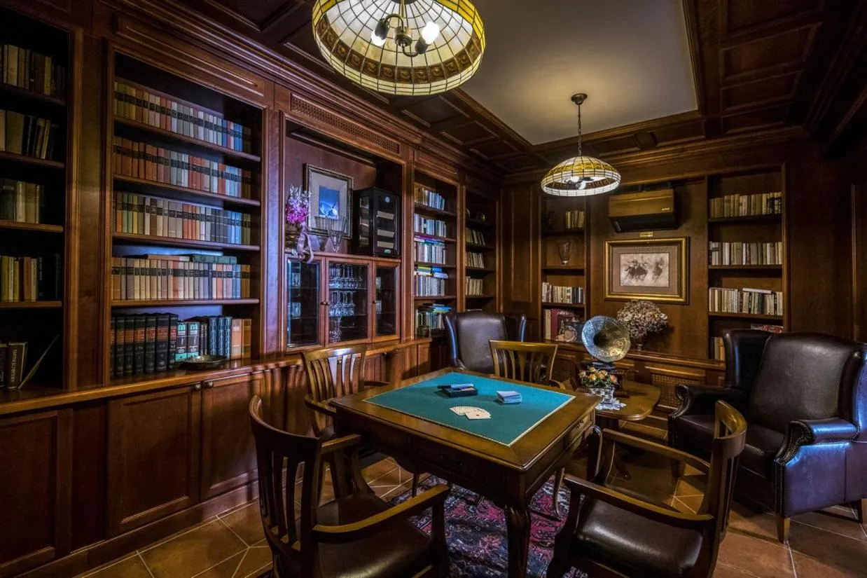 Evening entertainment in Hotel Forest Hills