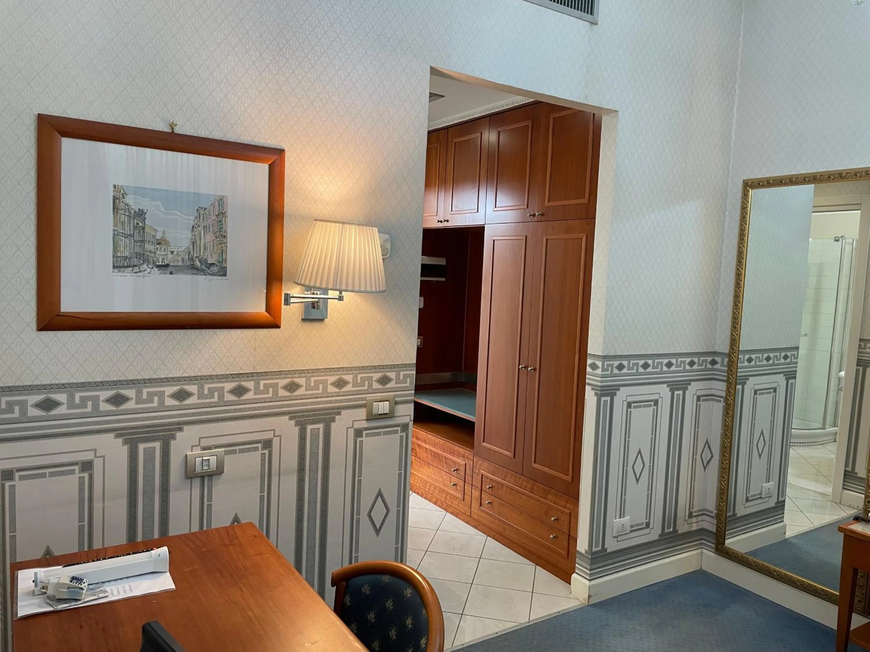 Photo of the whole room in City Hall