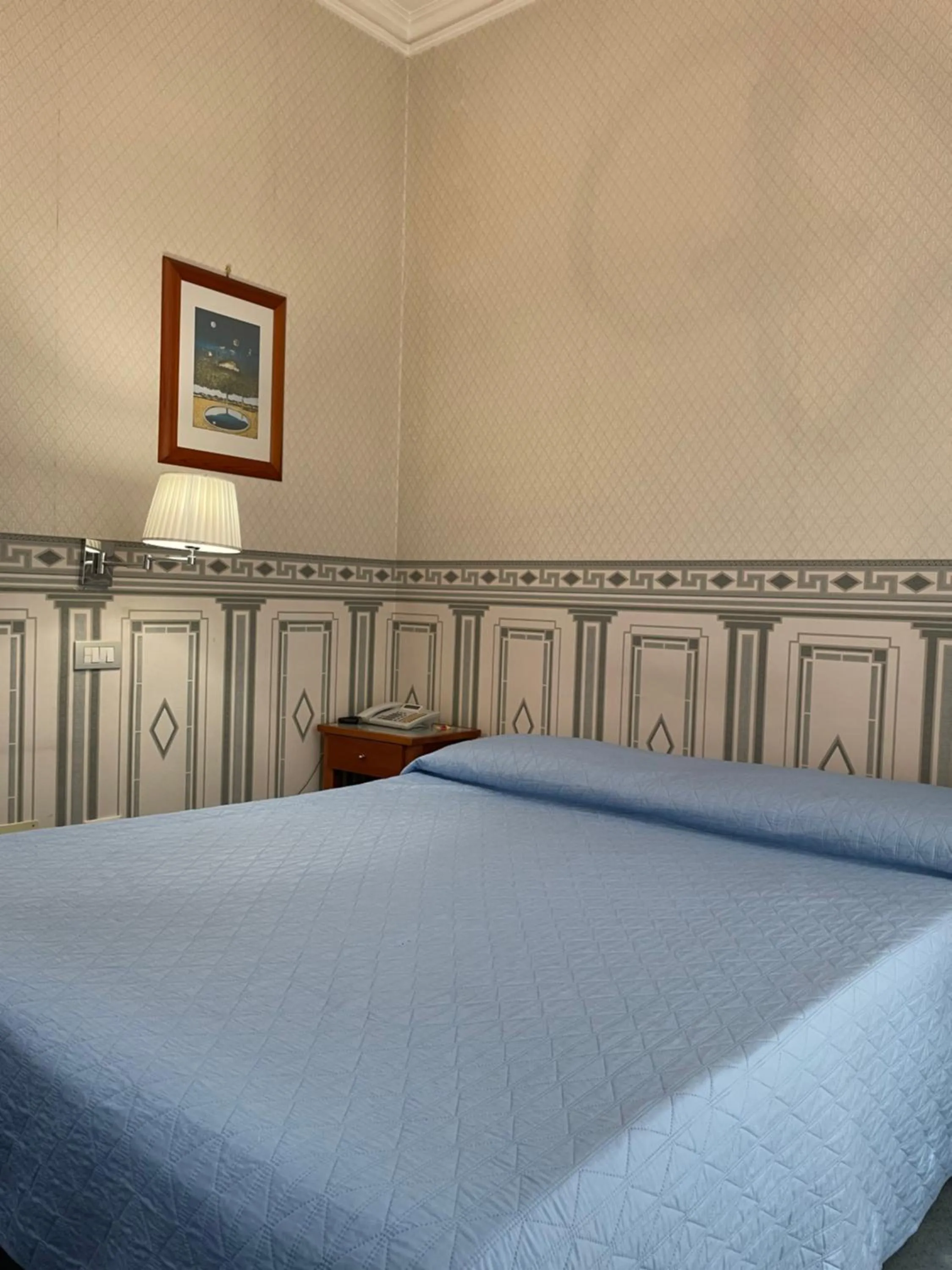 Photo of the whole room, Bed in City Hall