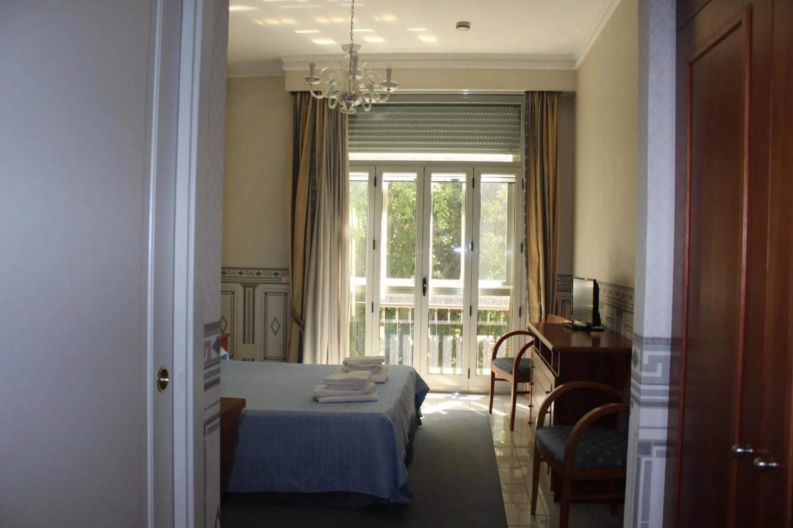 Photo of the whole room, Bed in City Hall