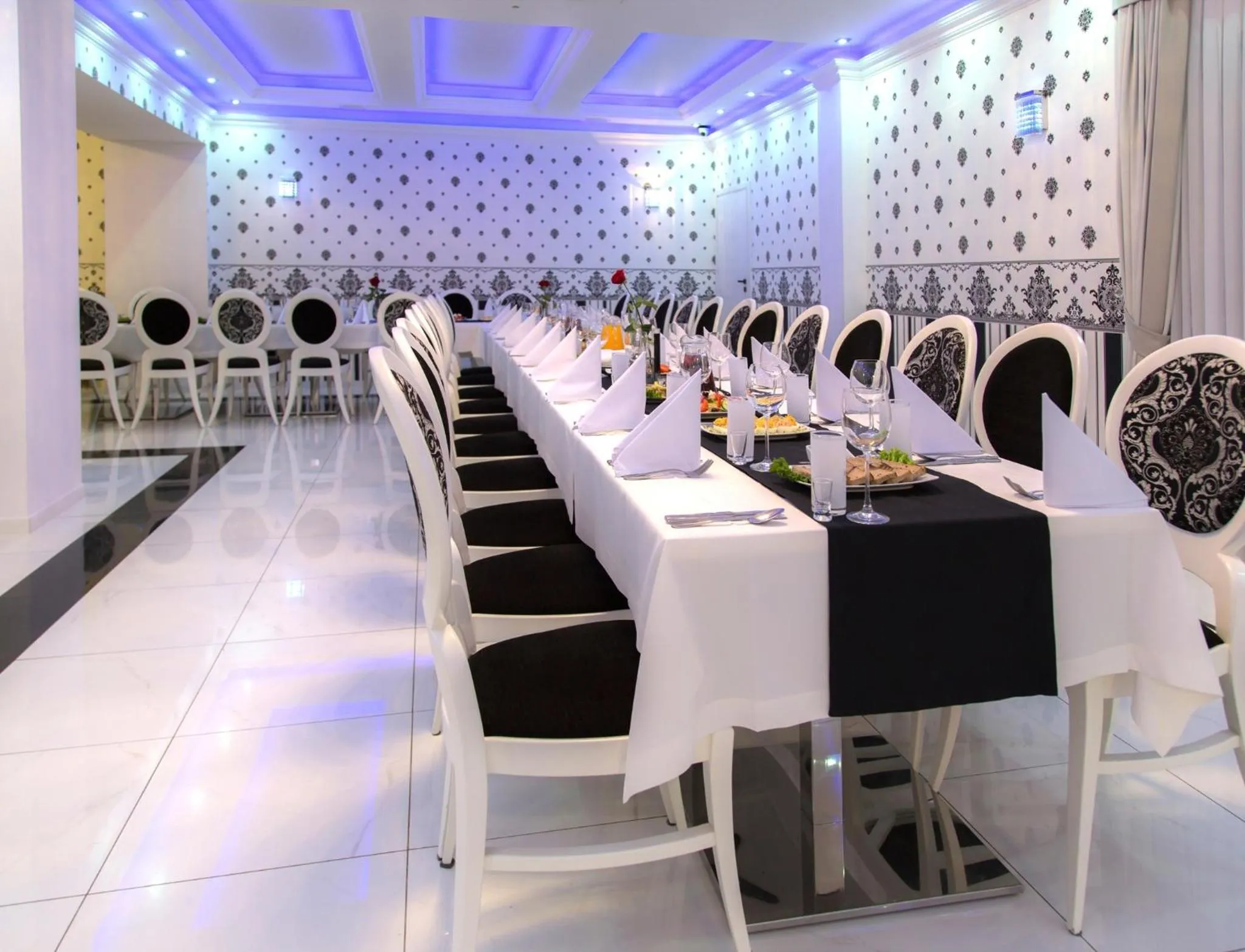 Restaurant/places to eat in Hotel Imperial Residence