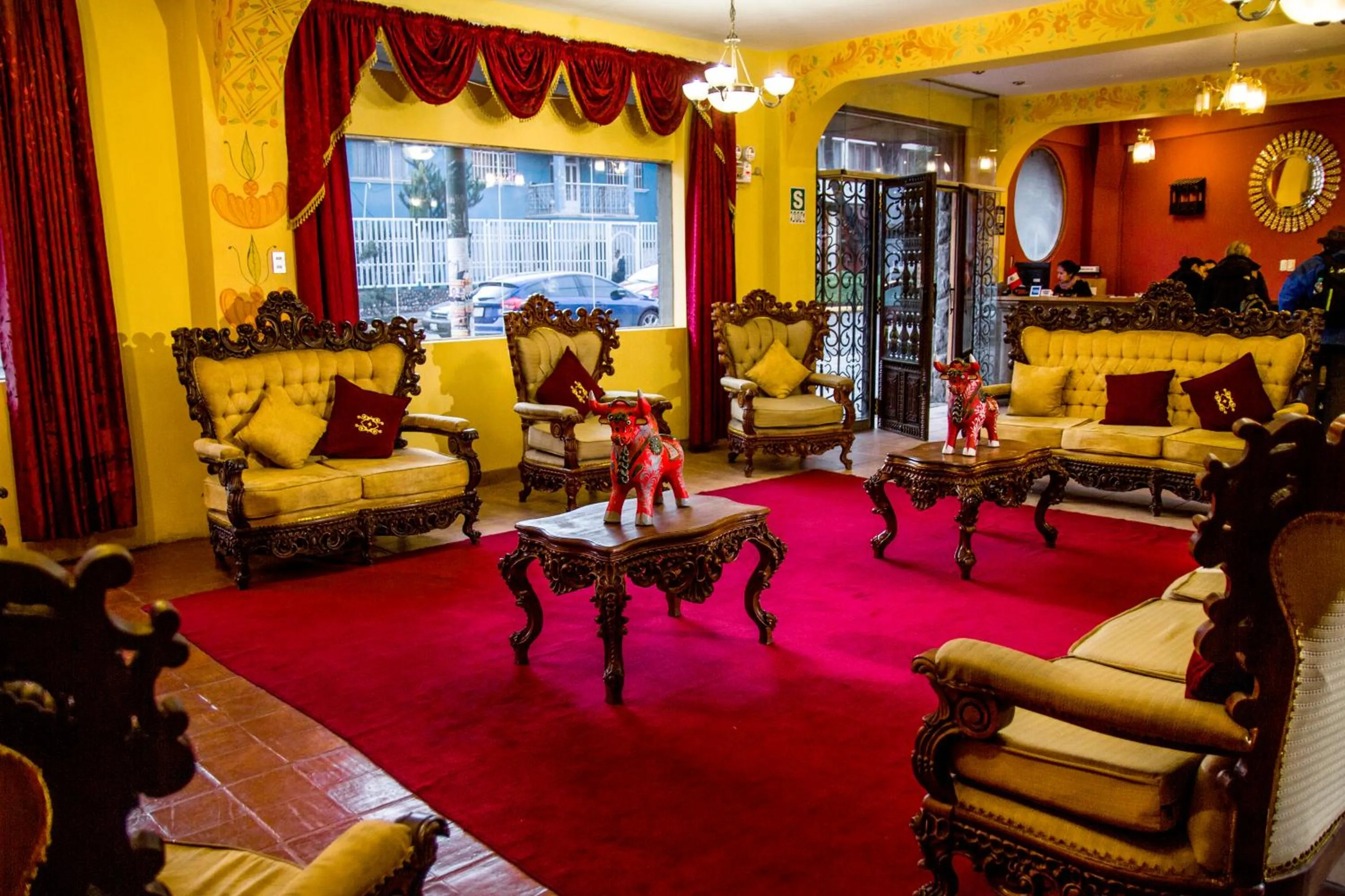 People in Hotel Warari