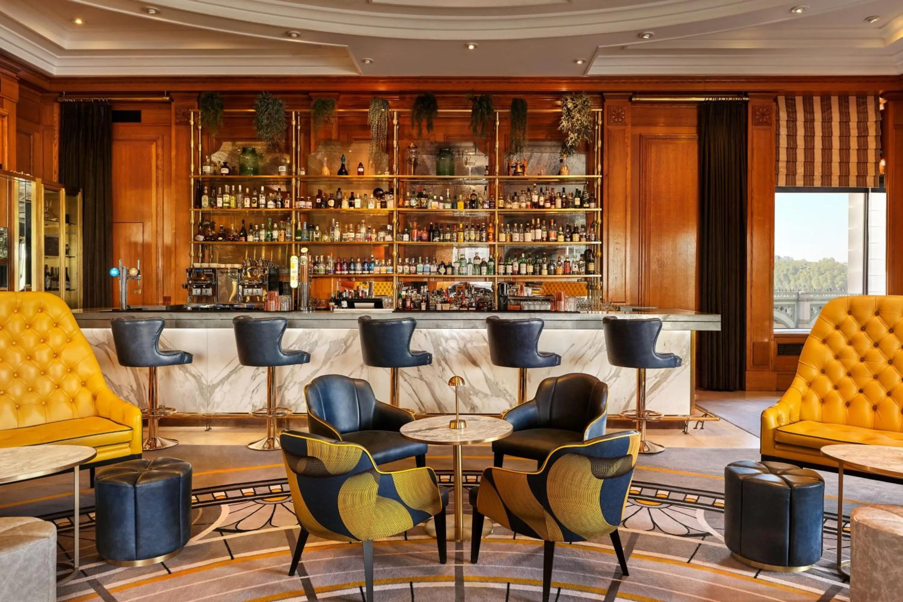 Lounge or bar in London Marriott Hotel County Hall