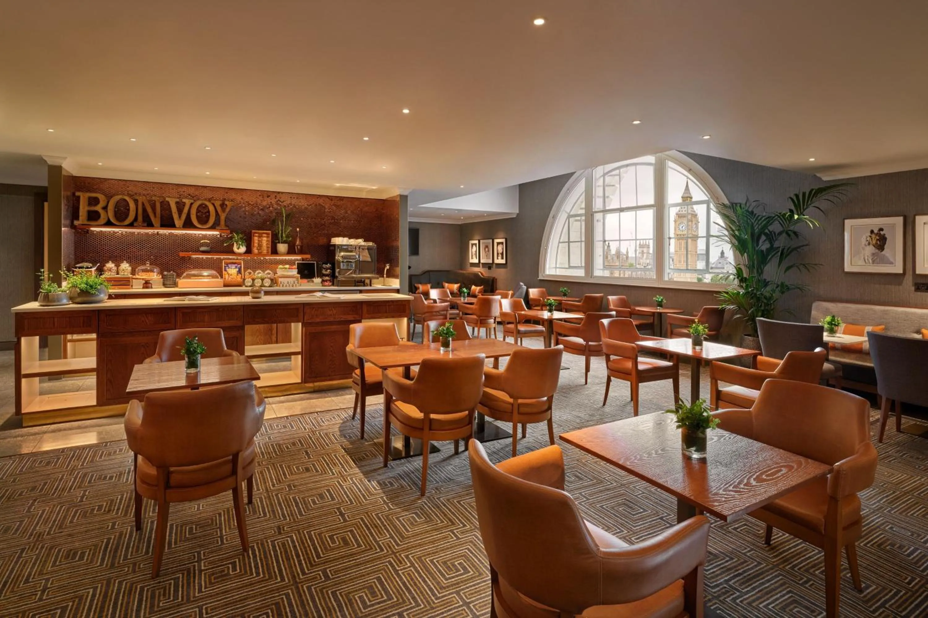 Lounge or bar in London Marriott Hotel County Hall
