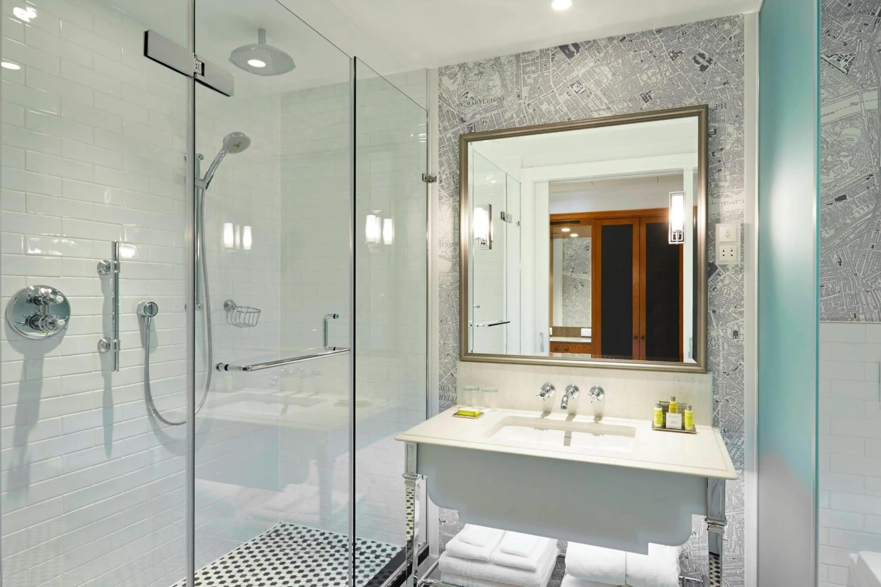 Bathroom in London Marriott Hotel County Hall