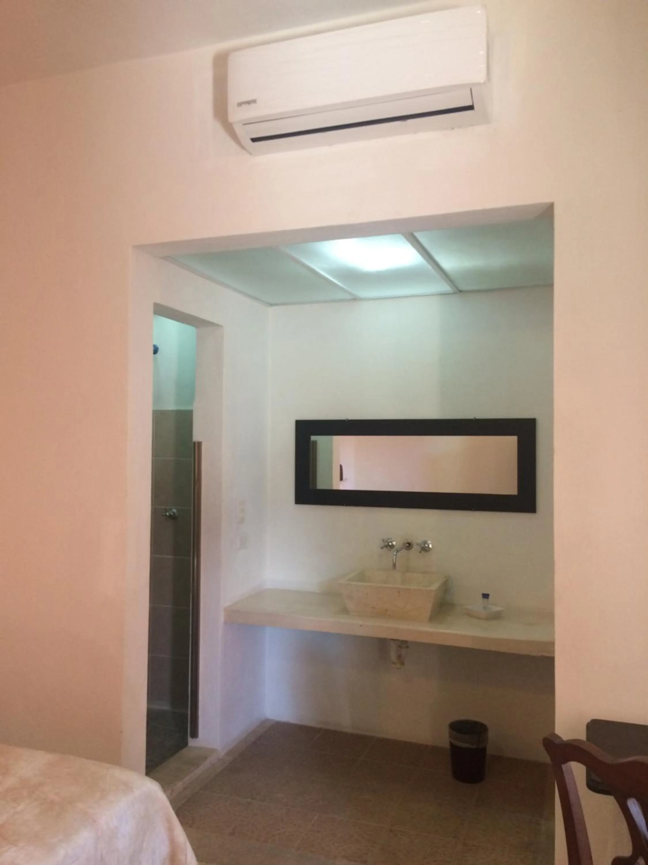 Shower, Bed in Hotel Mejorada Merida