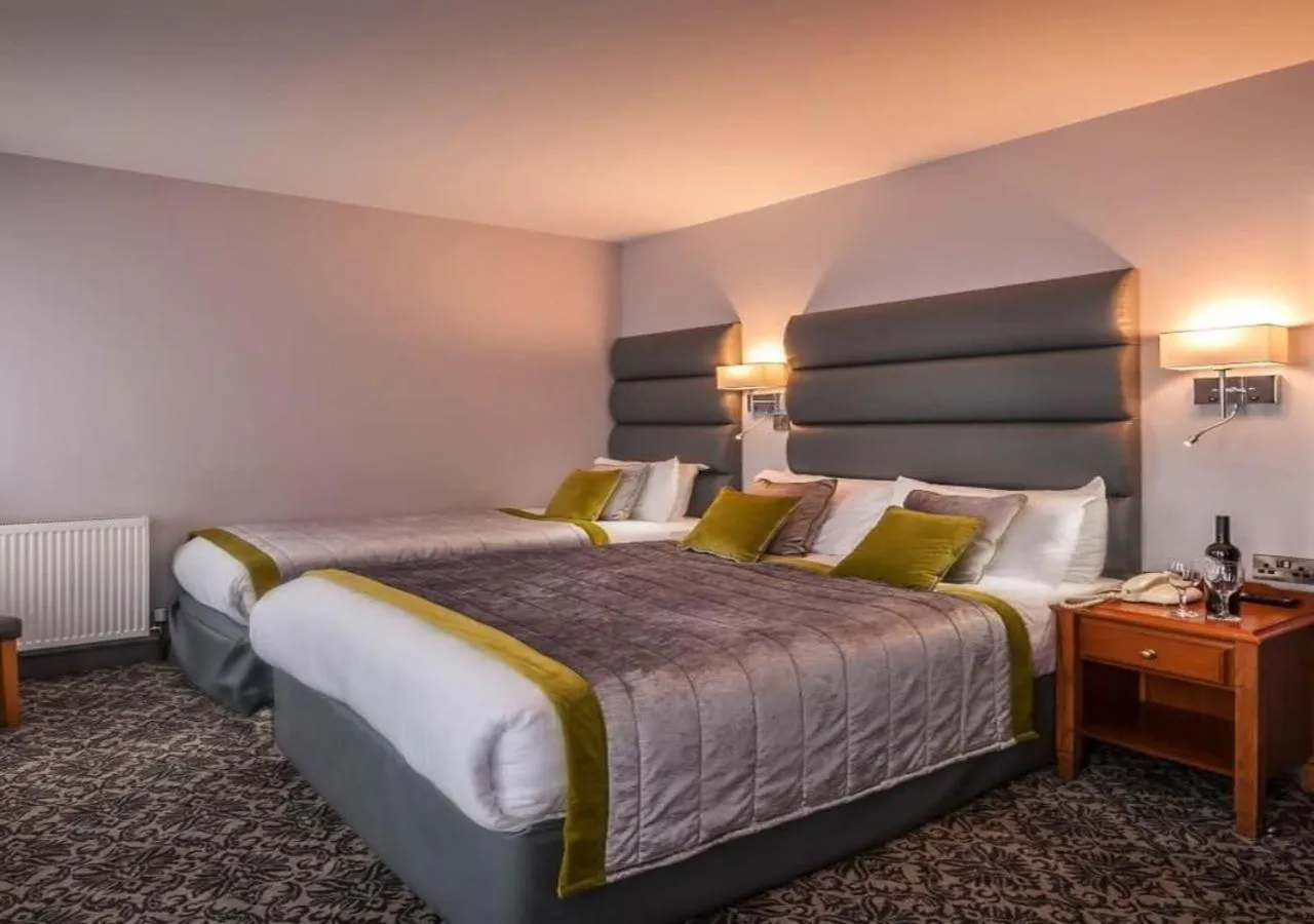 Bedroom, Bed in Lake of Shadows Hotel