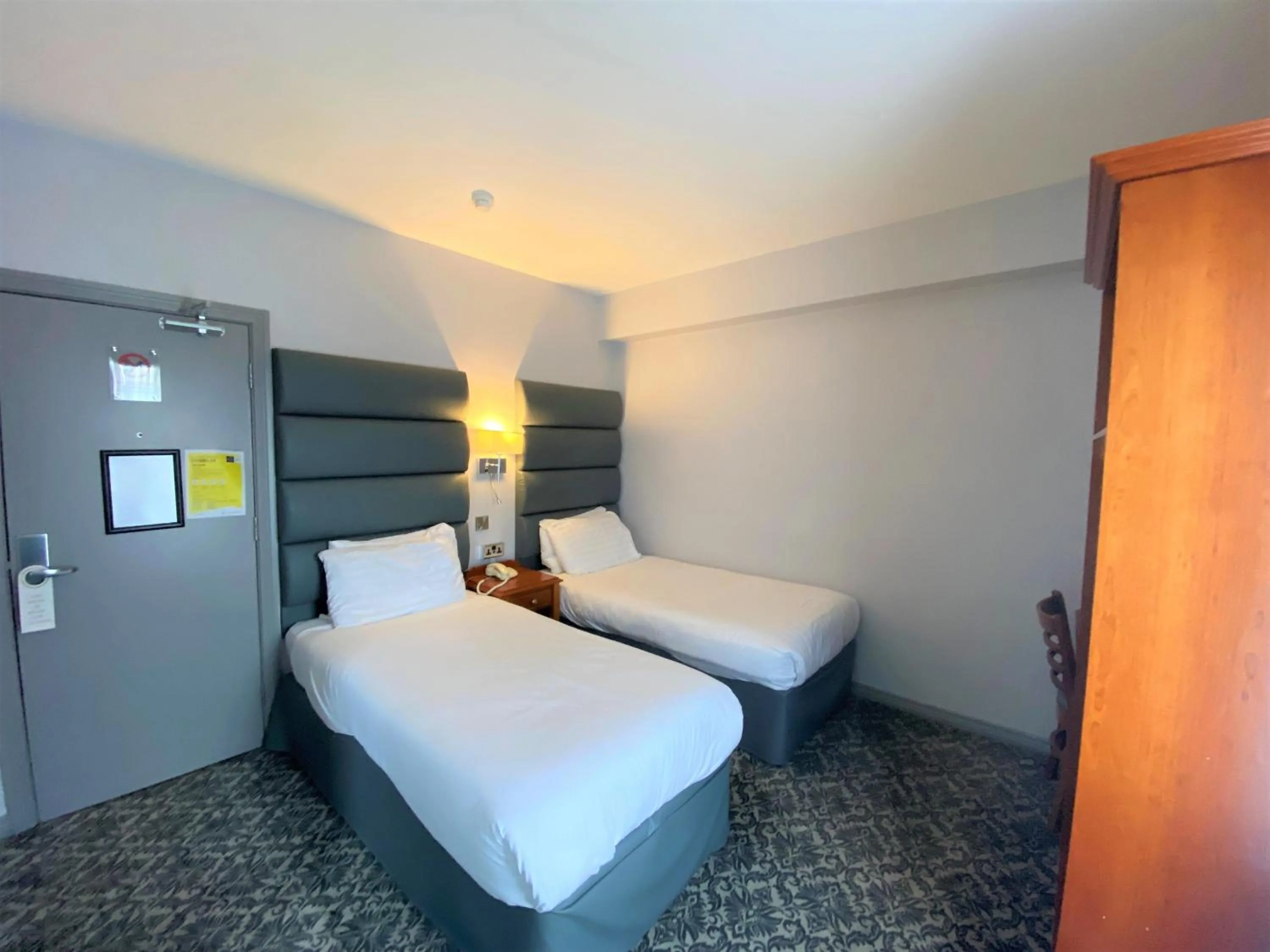 Bedroom, Bed in Lake of Shadows Hotel