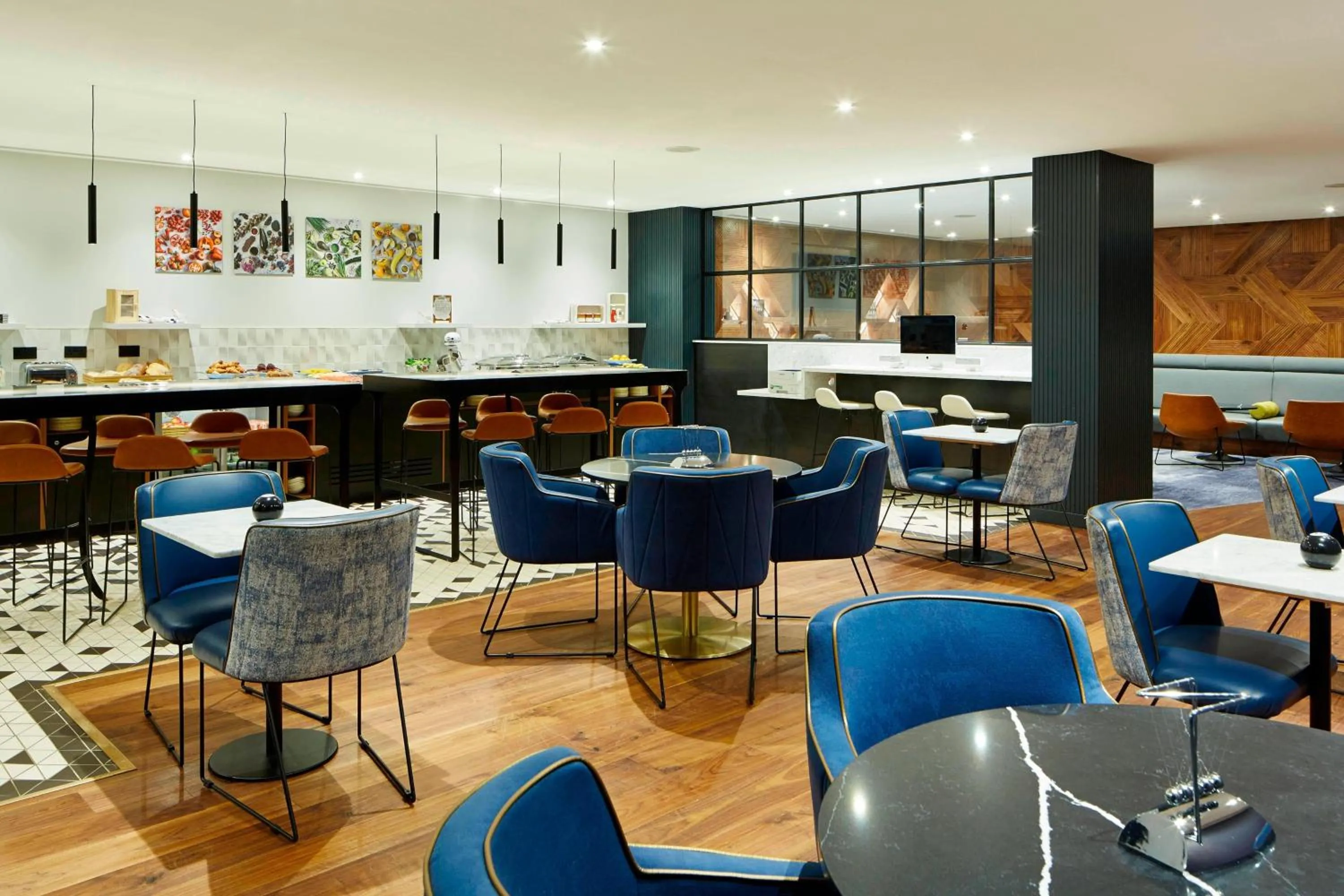 Lounge or bar in London Heathrow Marriott Hotel