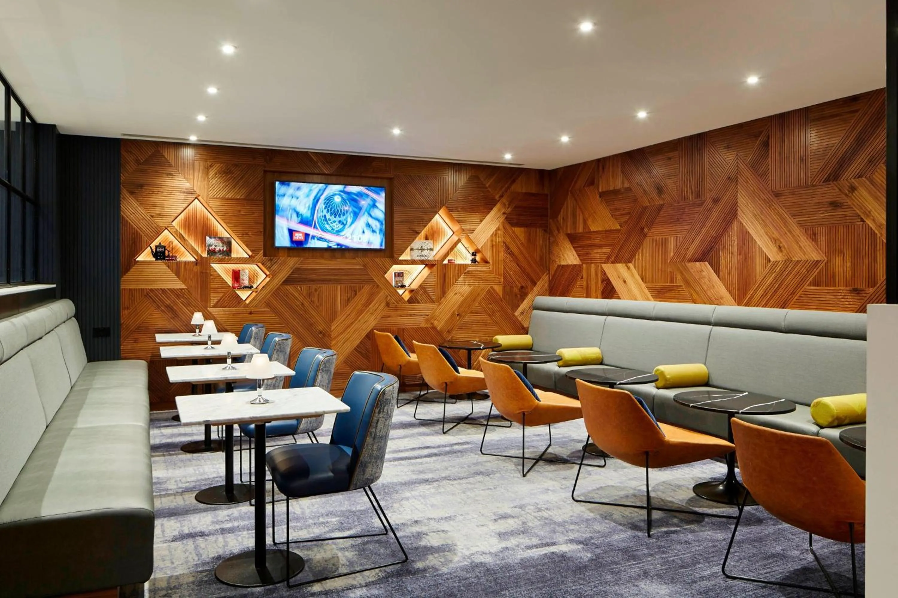 Lounge or bar in London Heathrow Marriott Hotel