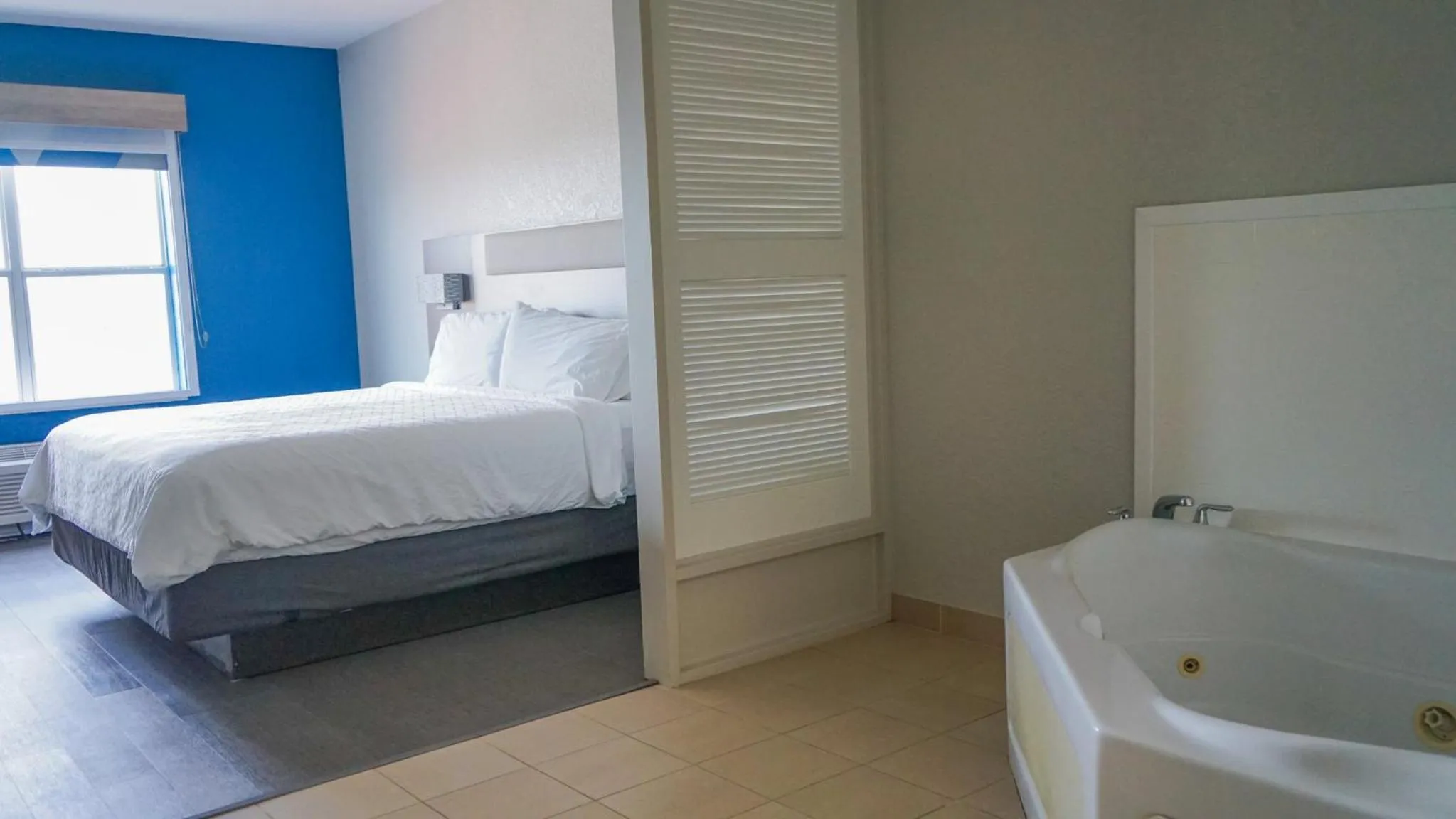 Photo of the whole room, Bed in Holiday Inn Express & Suites Lakeland North I-4 by IHG