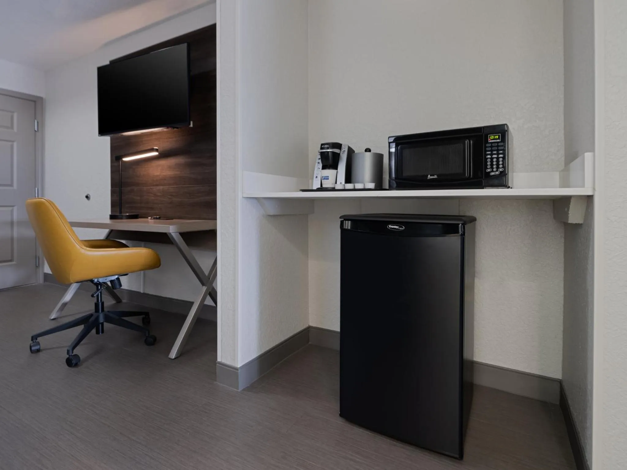 Photo of the whole room in Holiday Inn Express & Suites Lakeland North I-4 by IHG