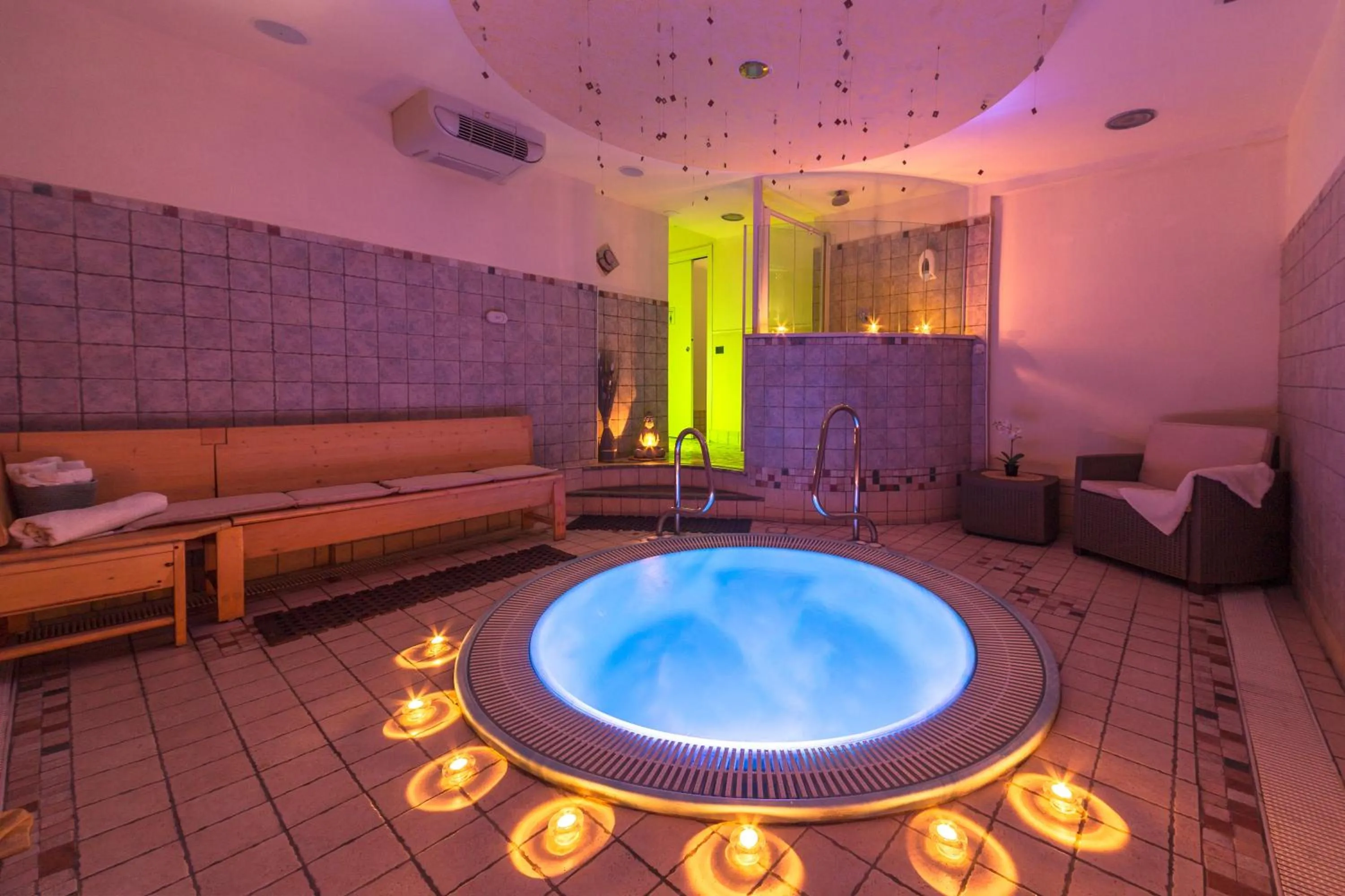 Hot Tub in Hotel Palma Benessere