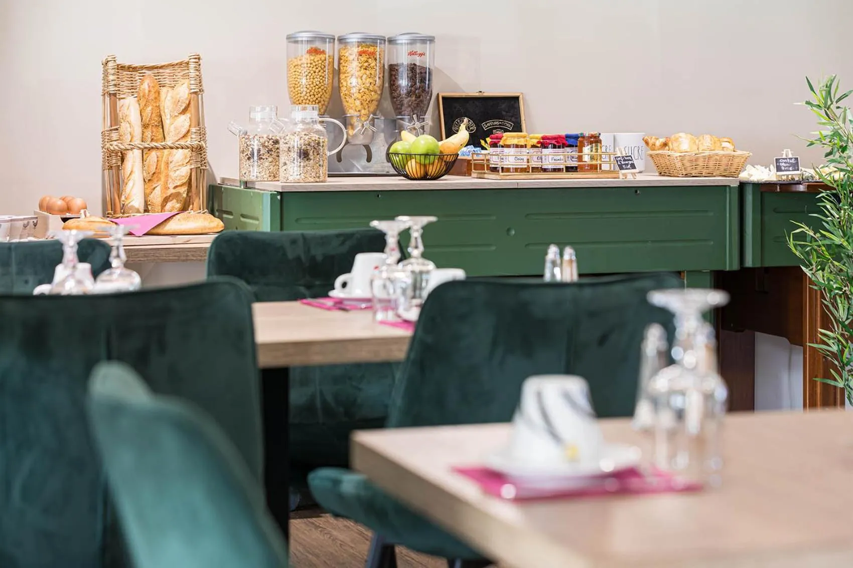 Buffet breakfast in Logis Hôtel Restaurant L'Abri