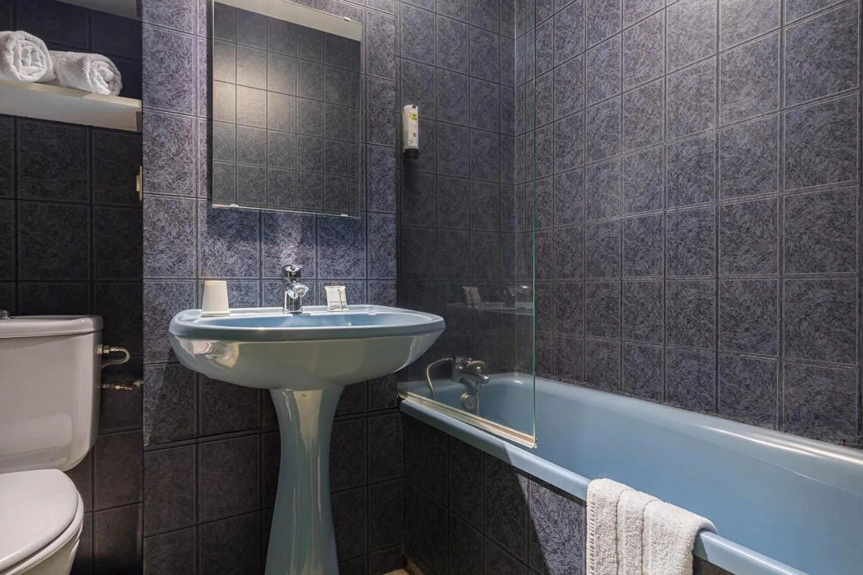 Bathroom in Logis Hôtel Restaurant L'Abri