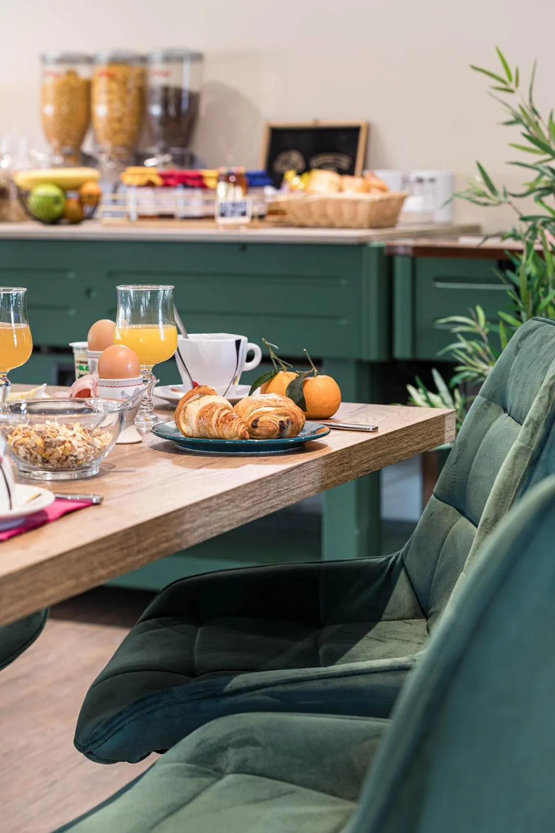 Buffet breakfast in Logis Hôtel Restaurant L'Abri