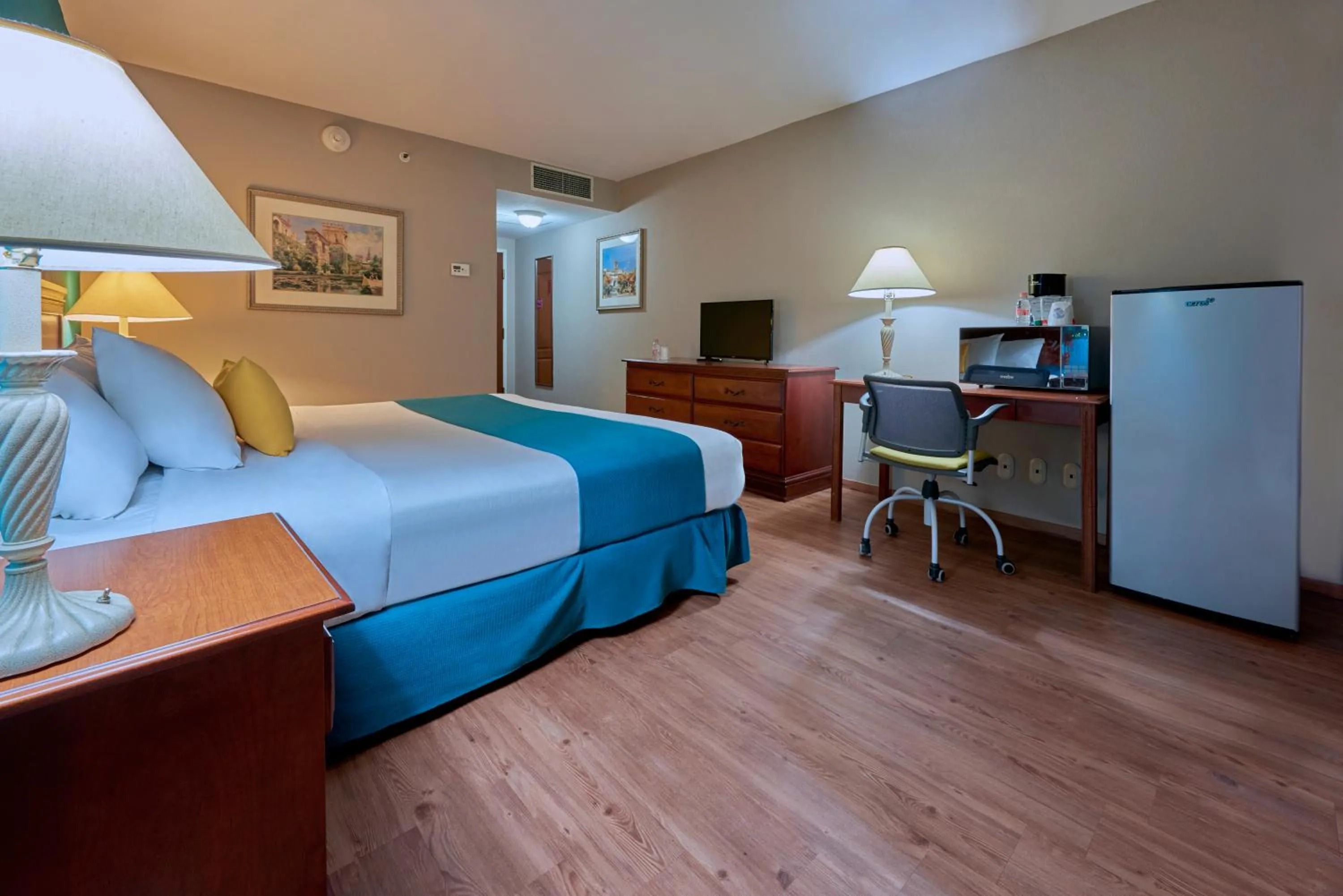 Photo of the whole room, Bed in Sierra Suites By HP Hotels