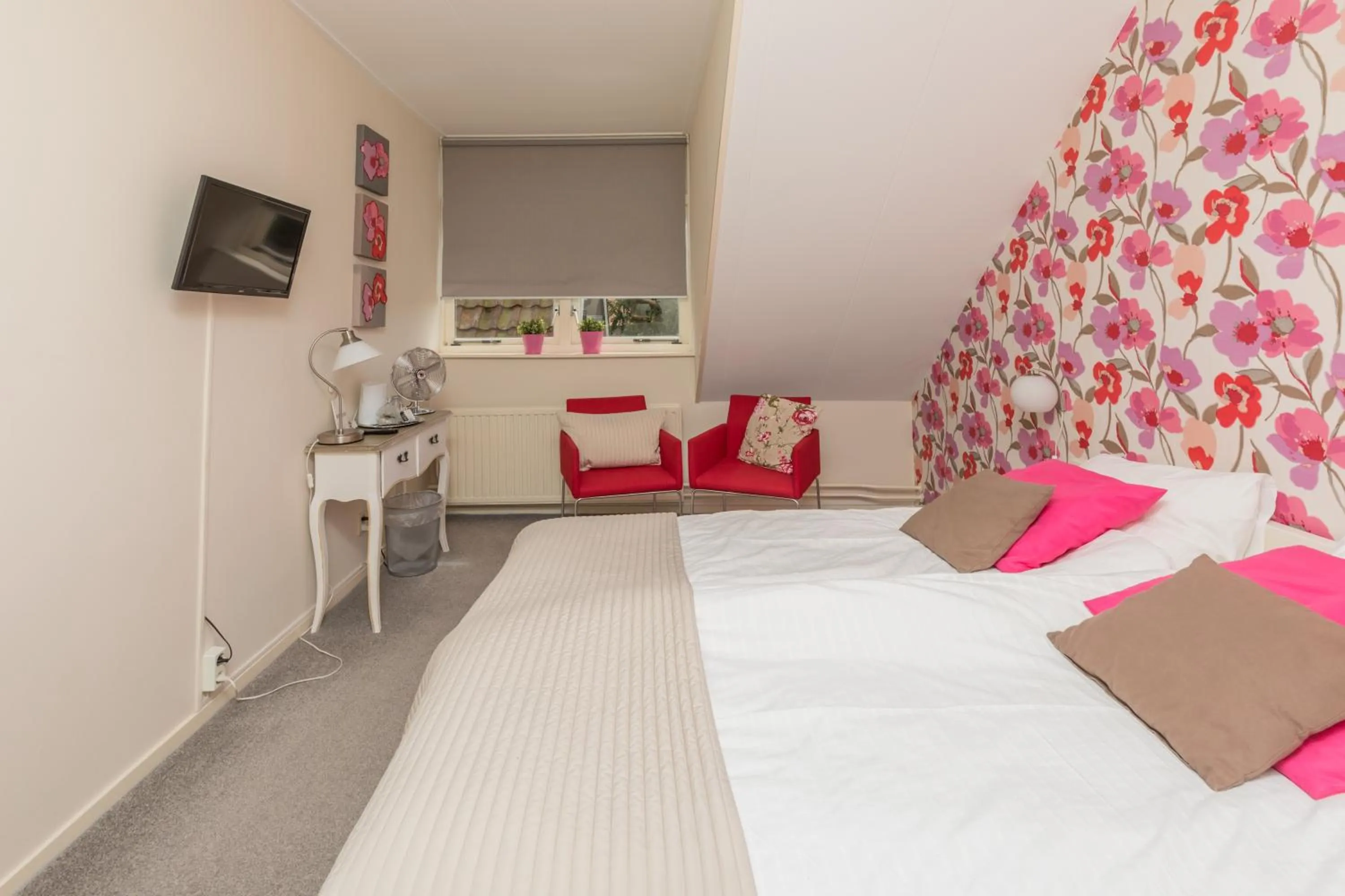 Bedroom, Bed in Hotel-Restaurant van der Weijde