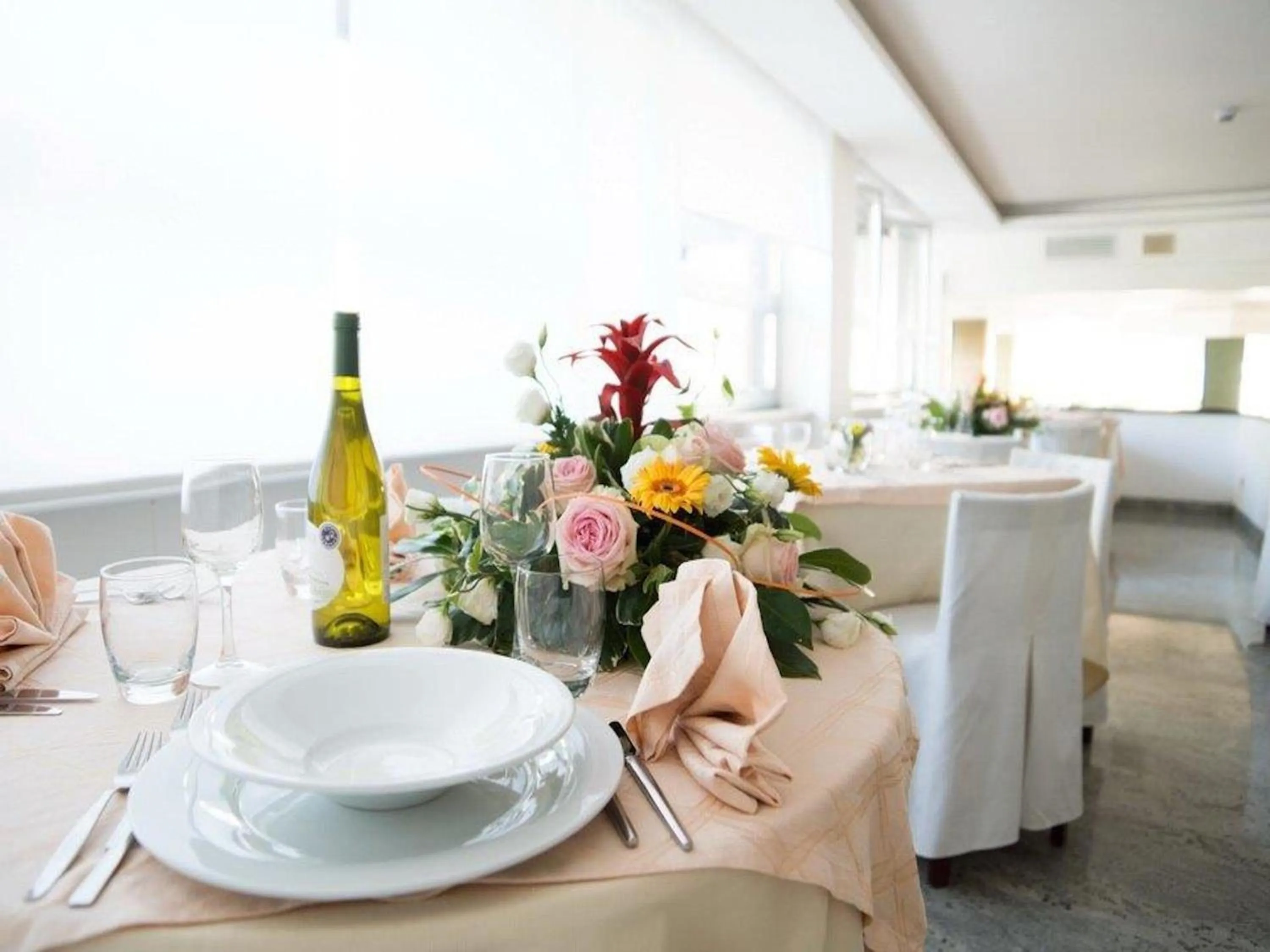 Restaurant/places to eat in Zenit Hotel