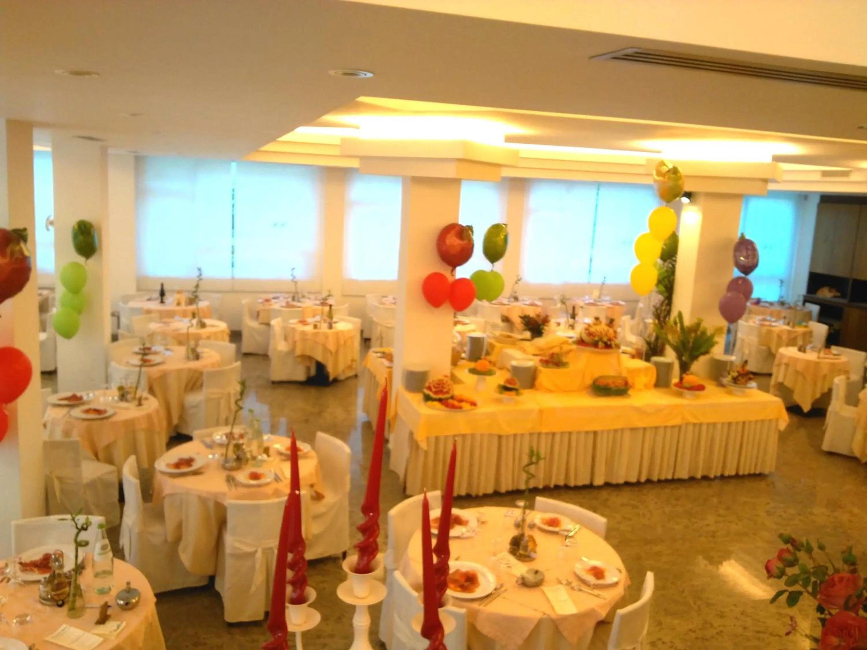 Restaurant/places to eat in Zenit Hotel