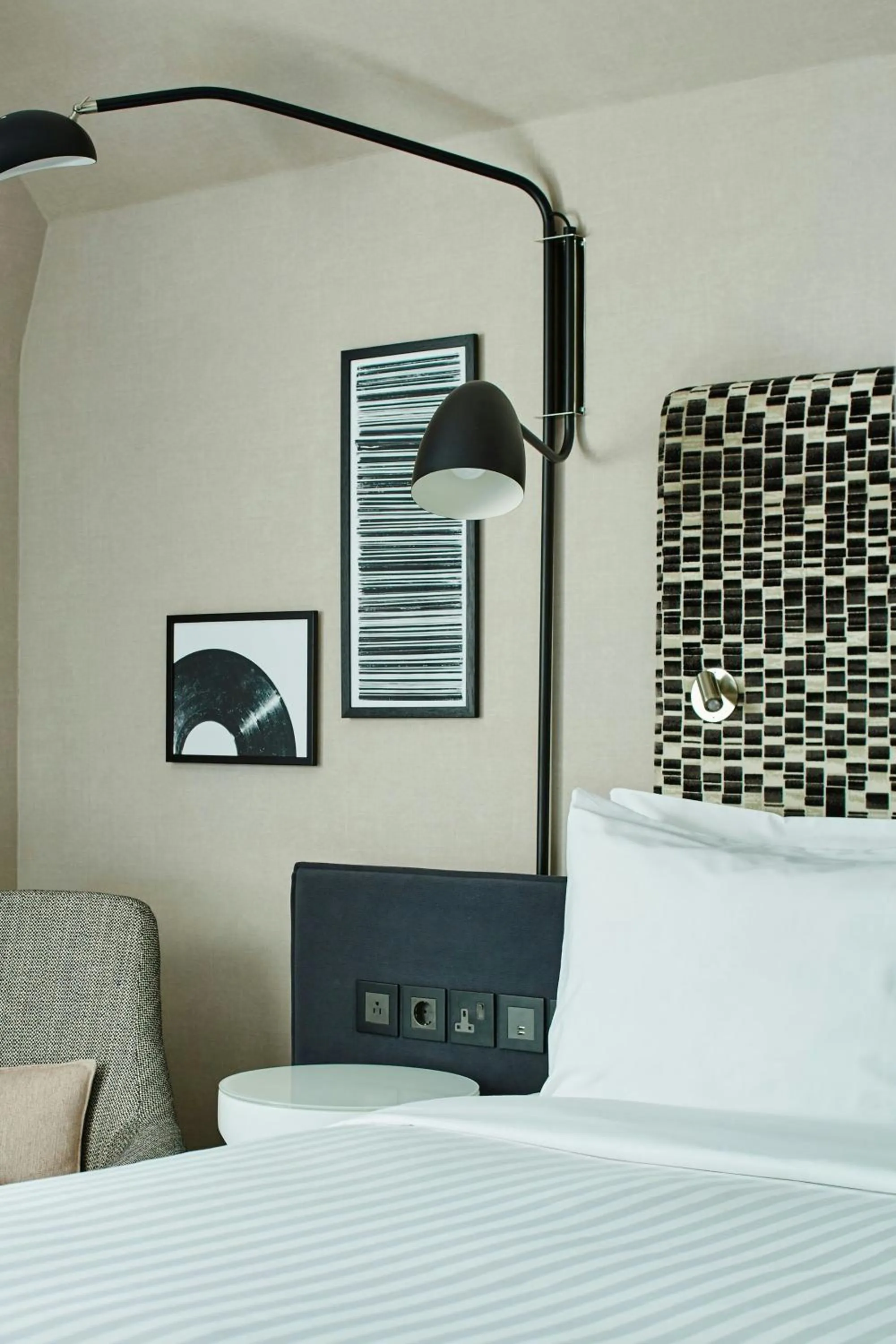 Photo of the whole room, Bed in London Marriott Maida Vale