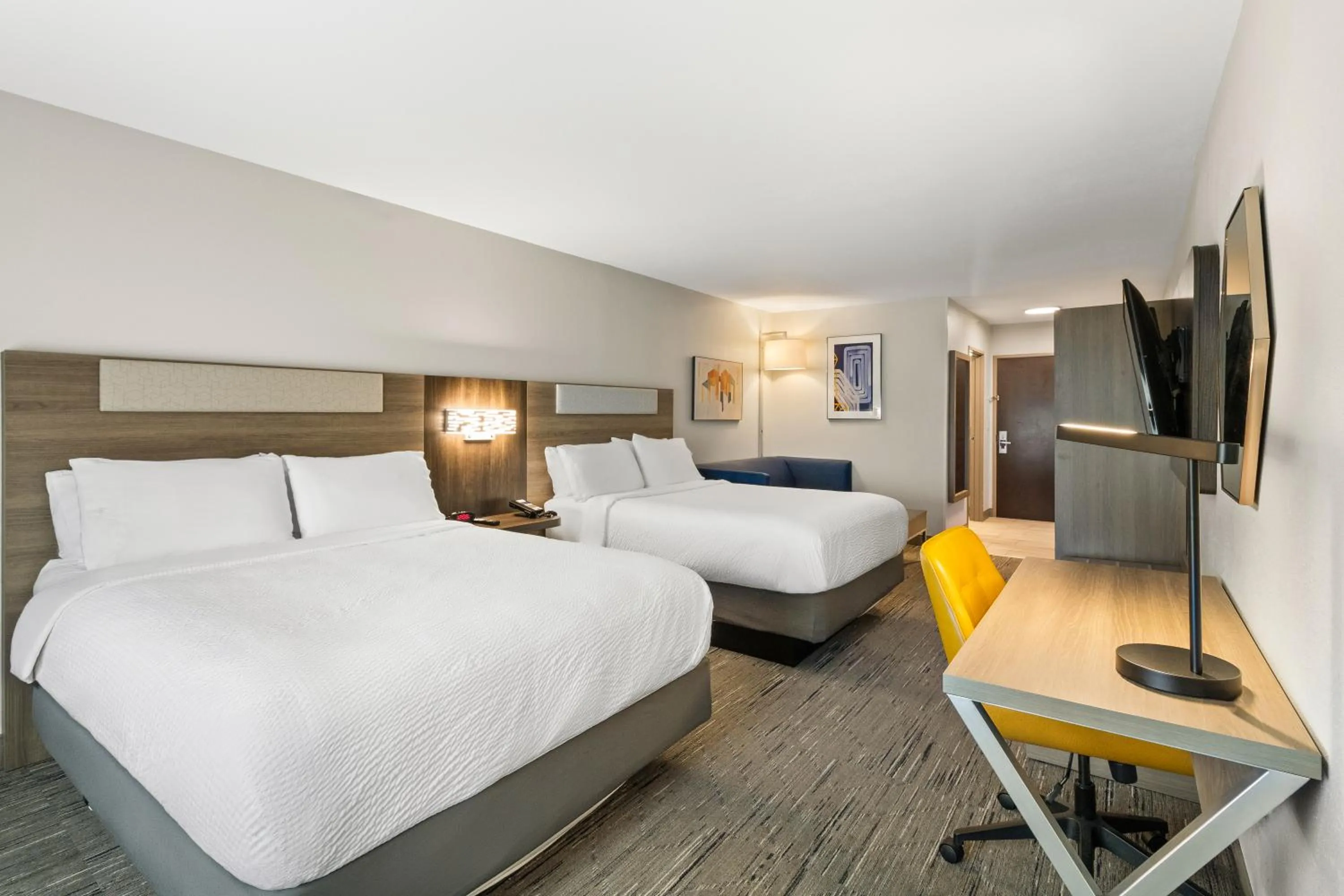Bedroom, Bed in Holiday Inn Express & Suites Fairmont by IHG