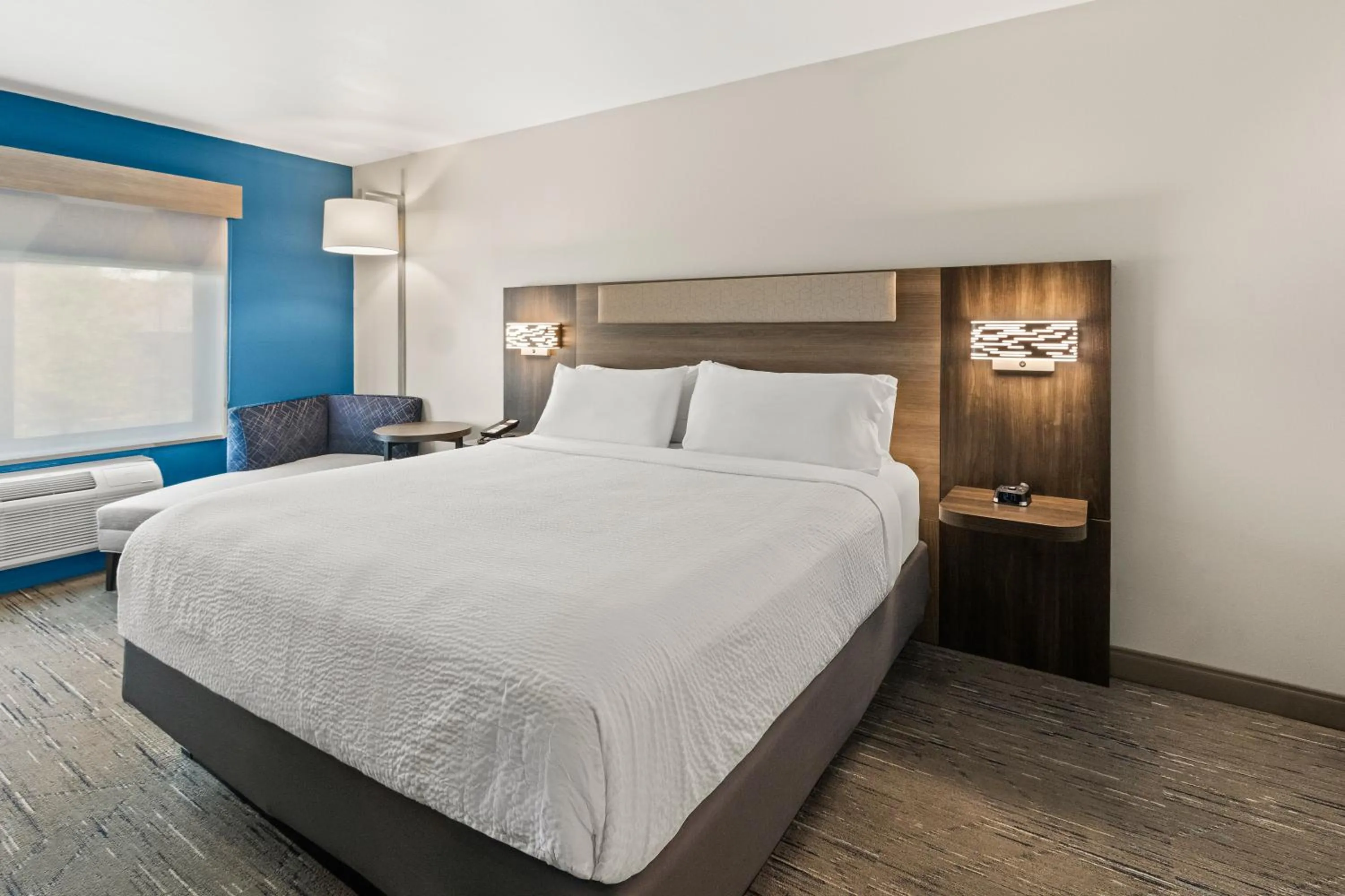 Bedroom, Bed in Holiday Inn Express & Suites Fairmont by IHG