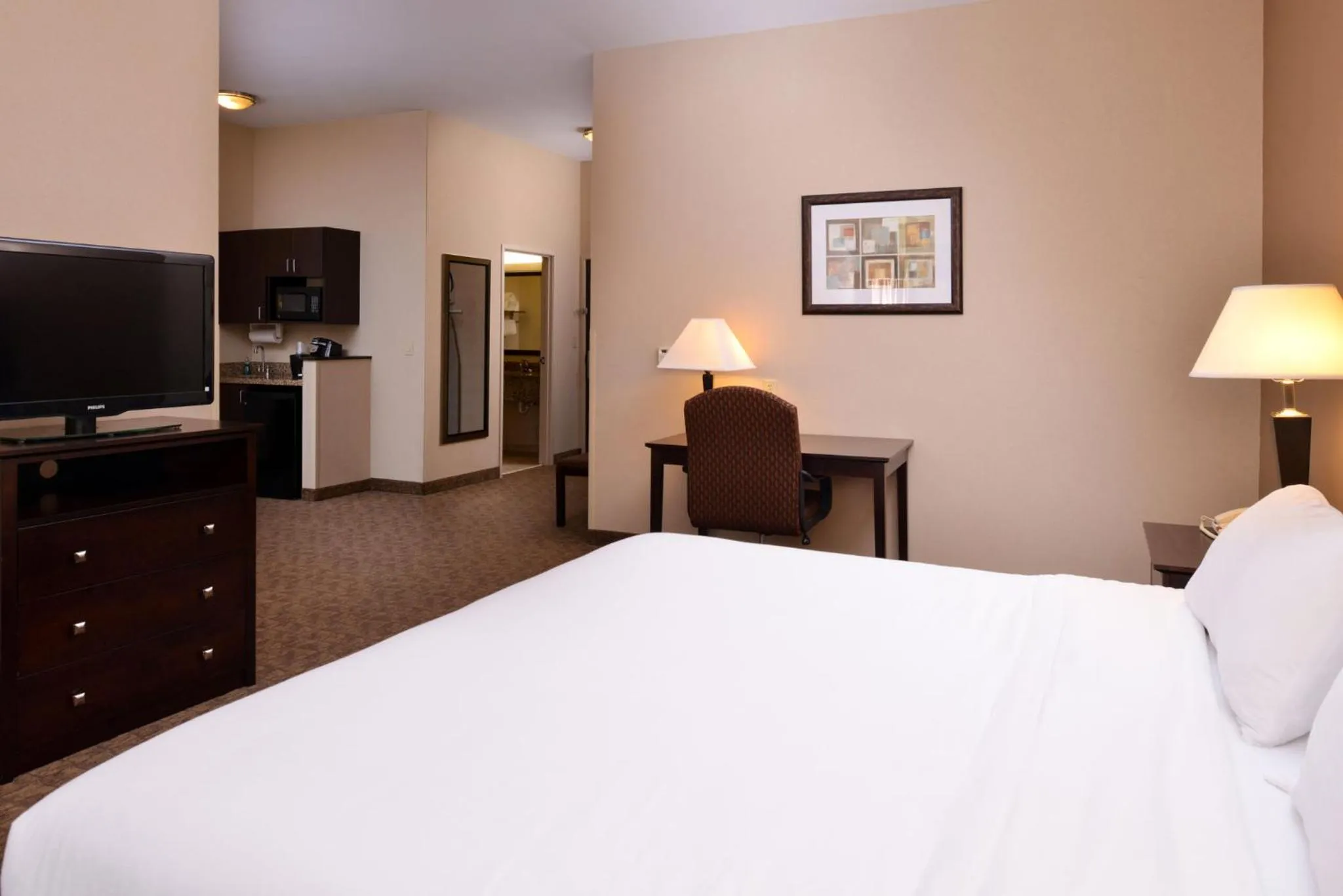 Photo of the whole room, Bed in Holiday Inn Express & Suites Fairmont by IHG