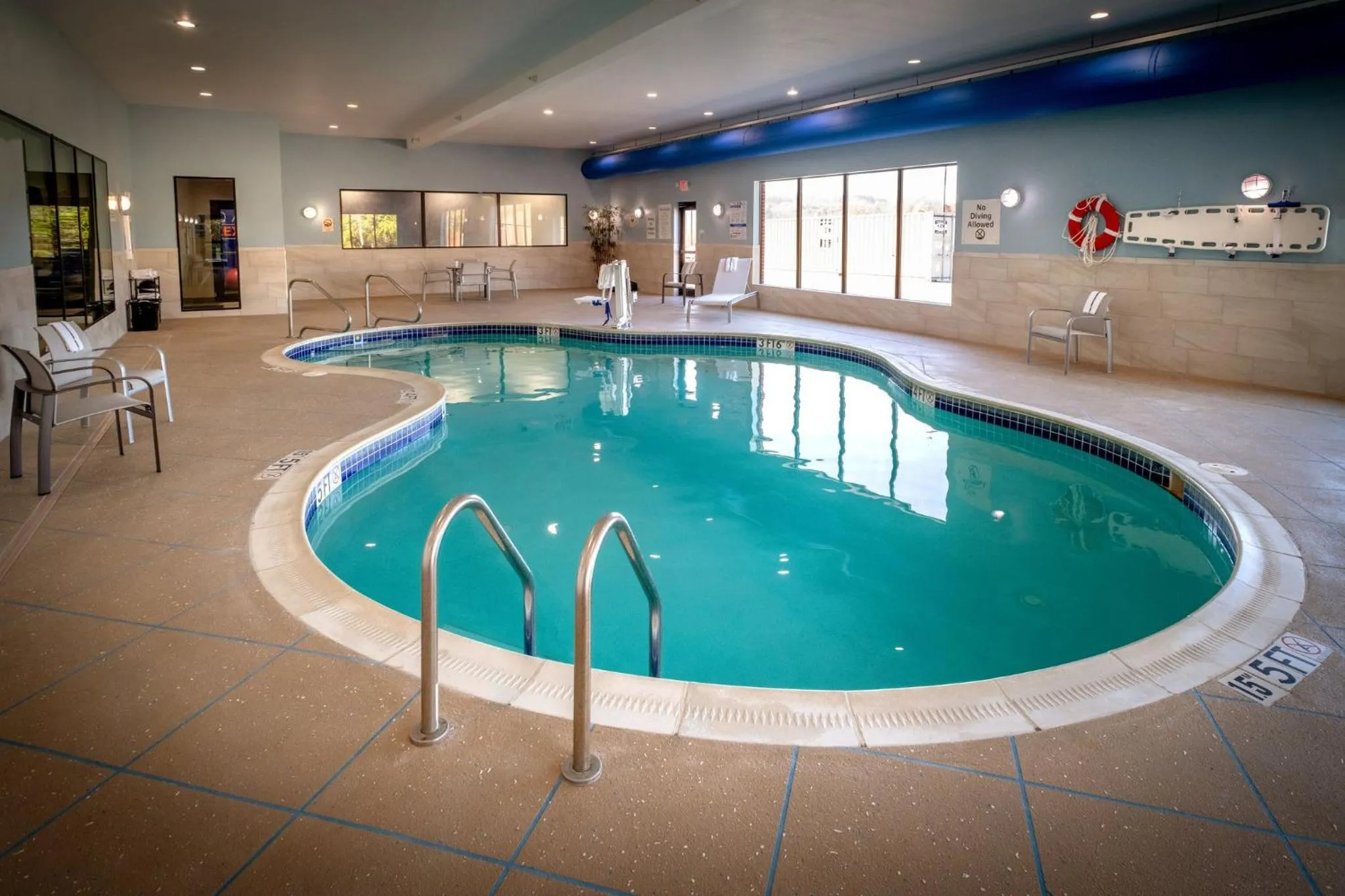 Swimming pool in Holiday Inn Express & Suites Fairmont by IHG