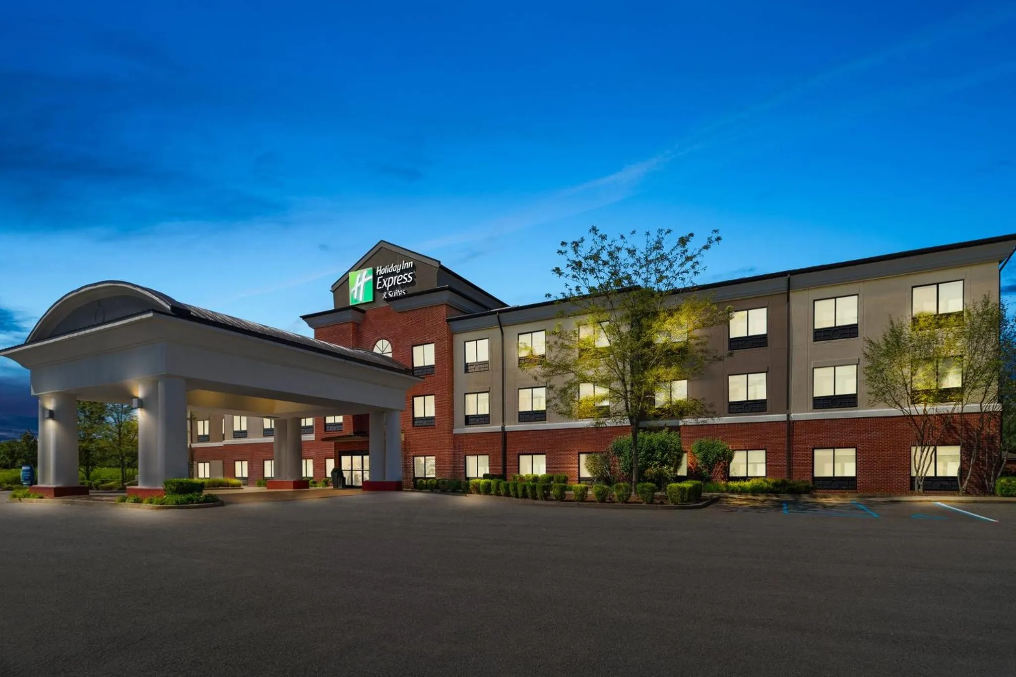 Property building in Holiday Inn Express & Suites Fairmont by IHG