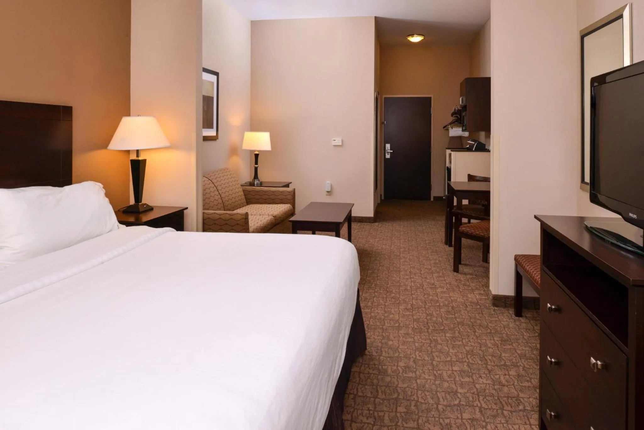 Photo of the whole room, Bed in Holiday Inn Express & Suites Fairmont by IHG