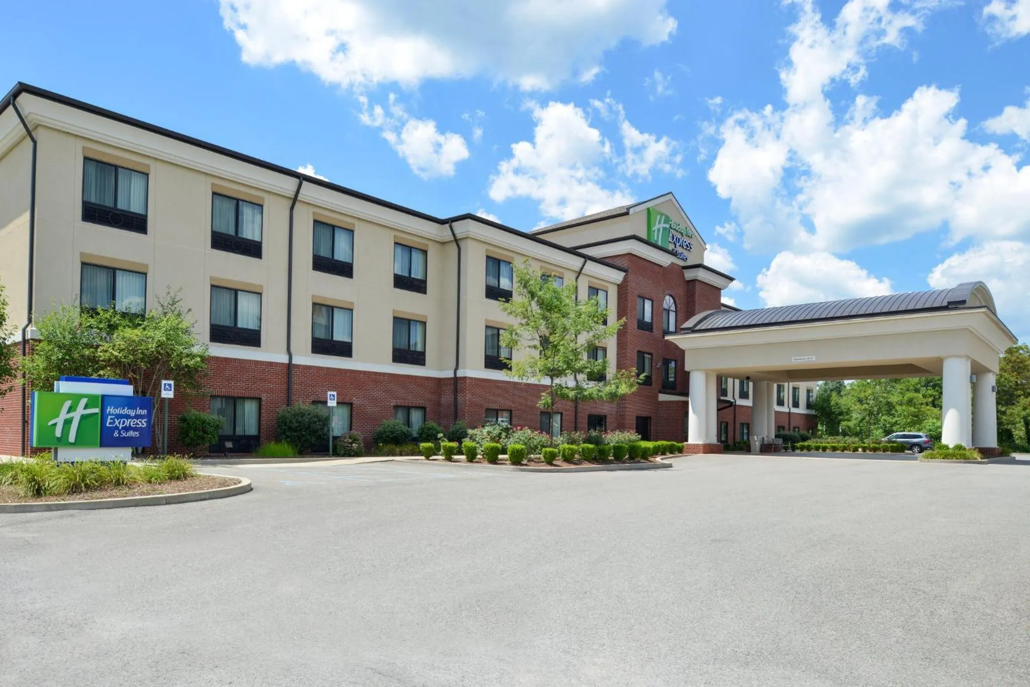 Property building in Holiday Inn Express & Suites Fairmont by IHG