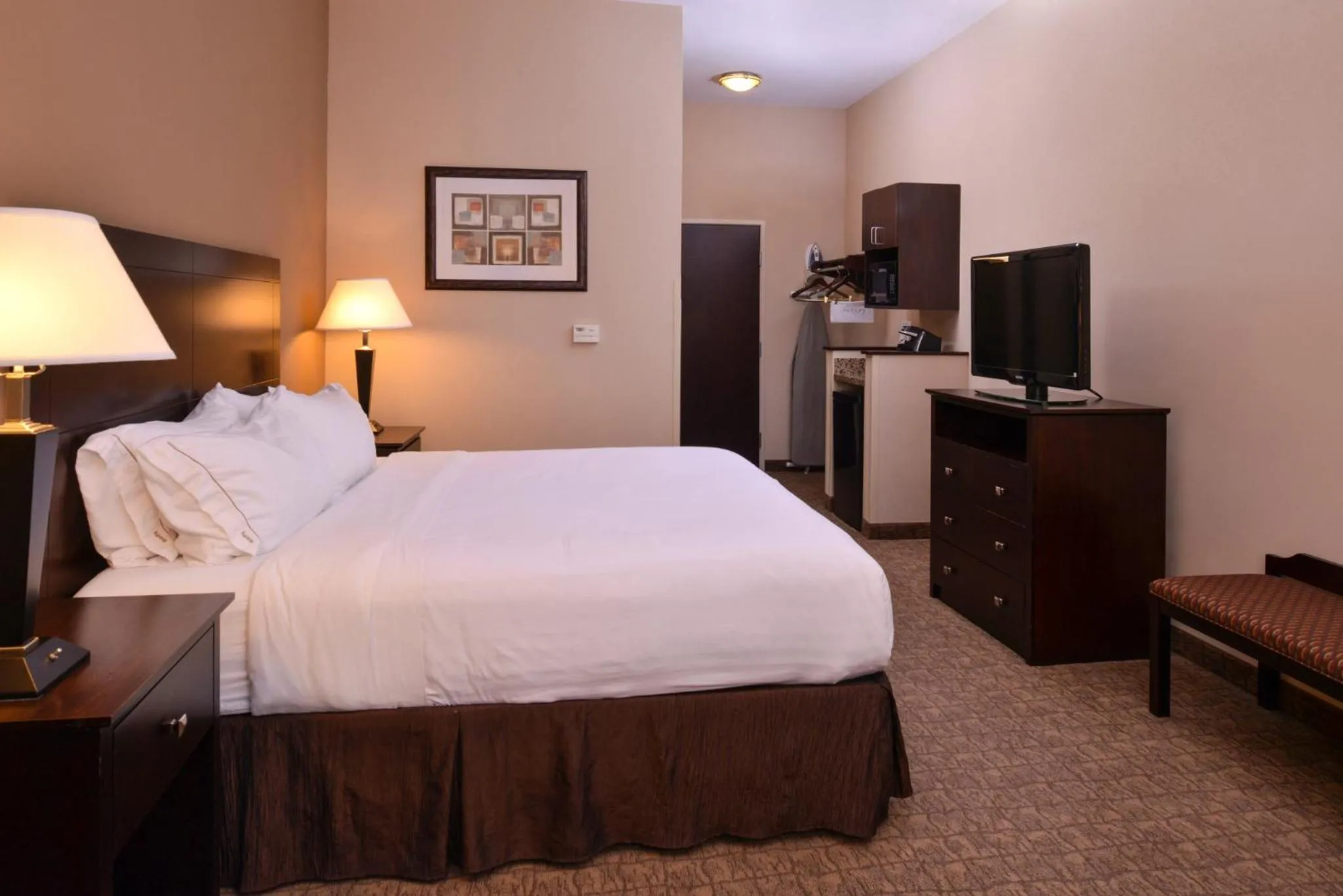 Photo of the whole room, Bed in Holiday Inn Express & Suites Fairmont by IHG