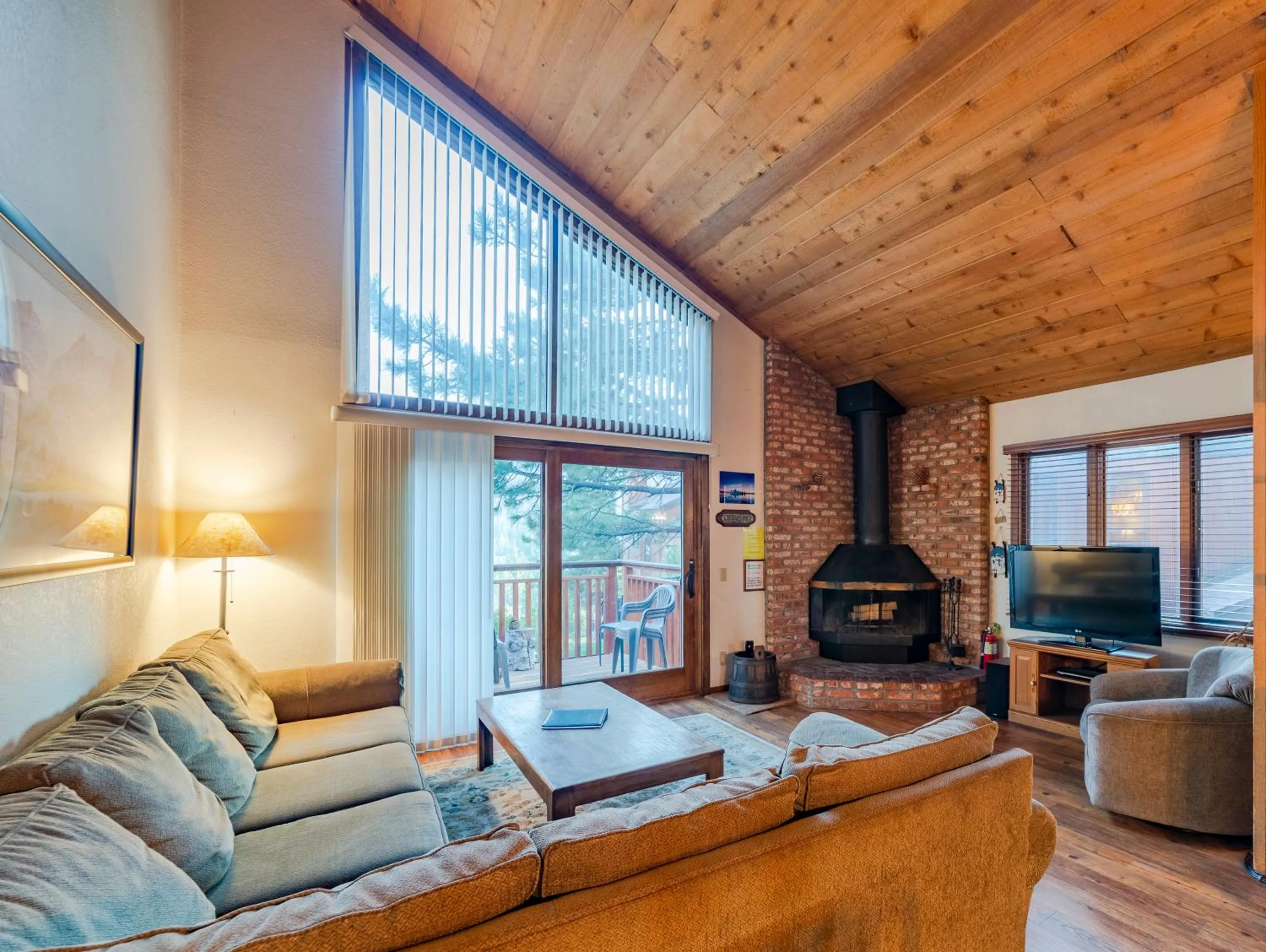 Communal lounge/ TV room in Austria Hof Lodge