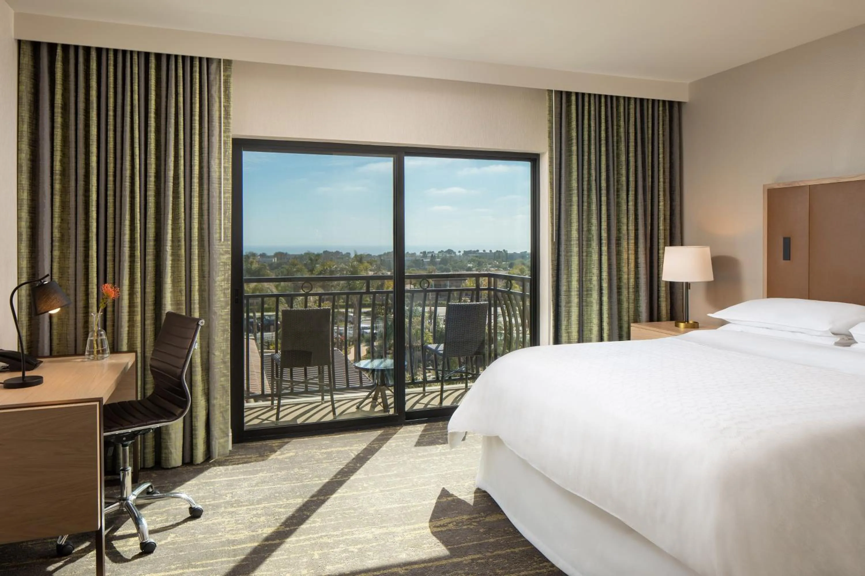 Bedroom, Bed in Sheraton Carlsbad Resort & Spa