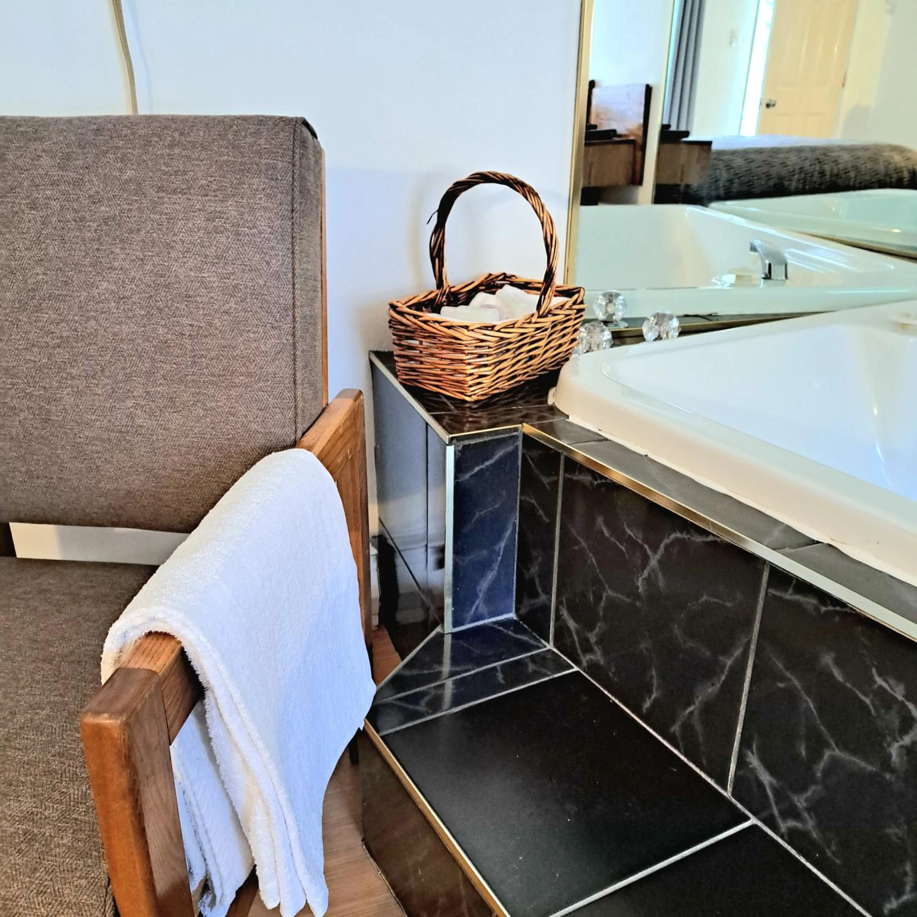 Hot Tub in Motel Bonsoir