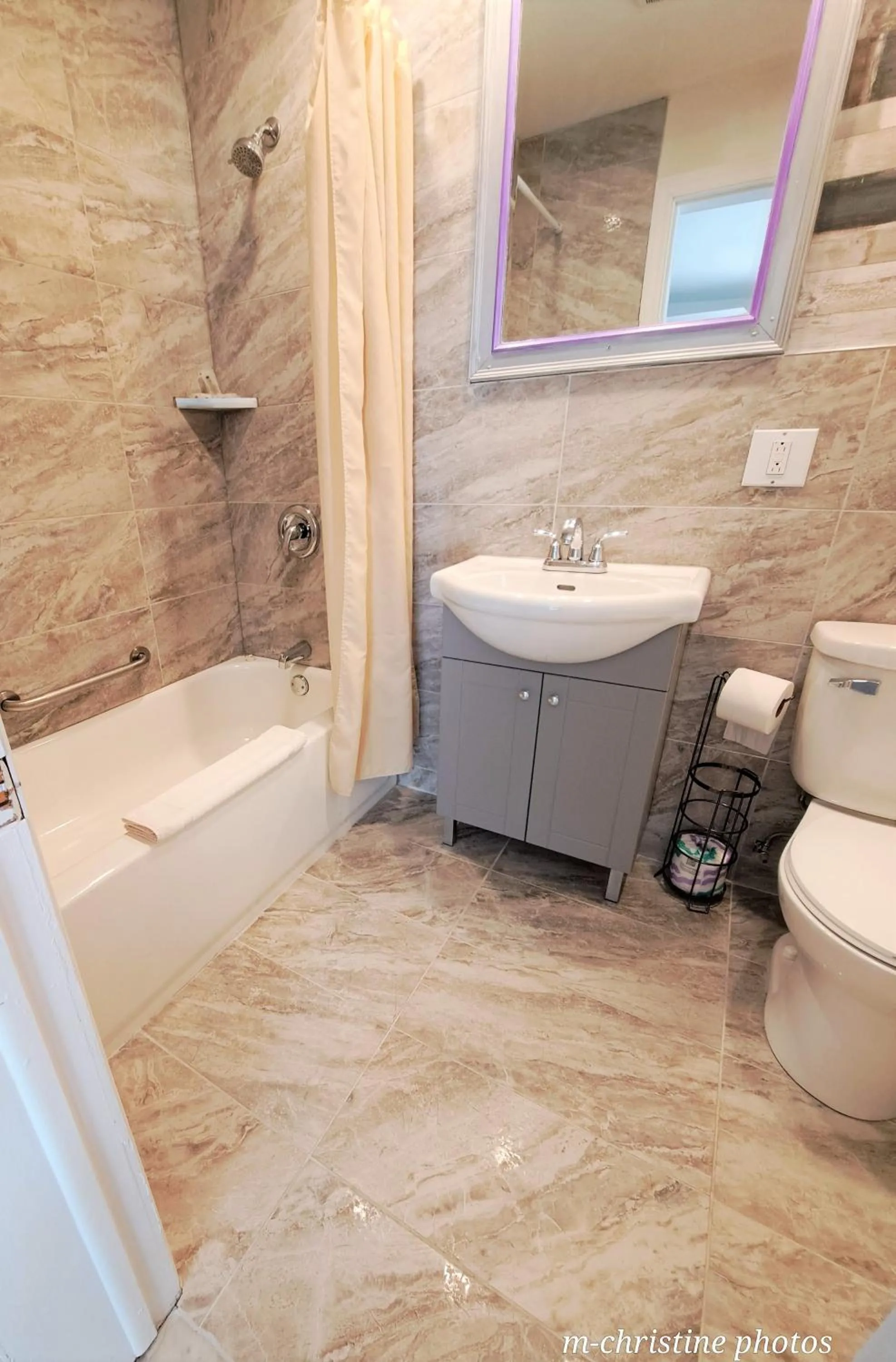 Shower in Motel Bonsoir