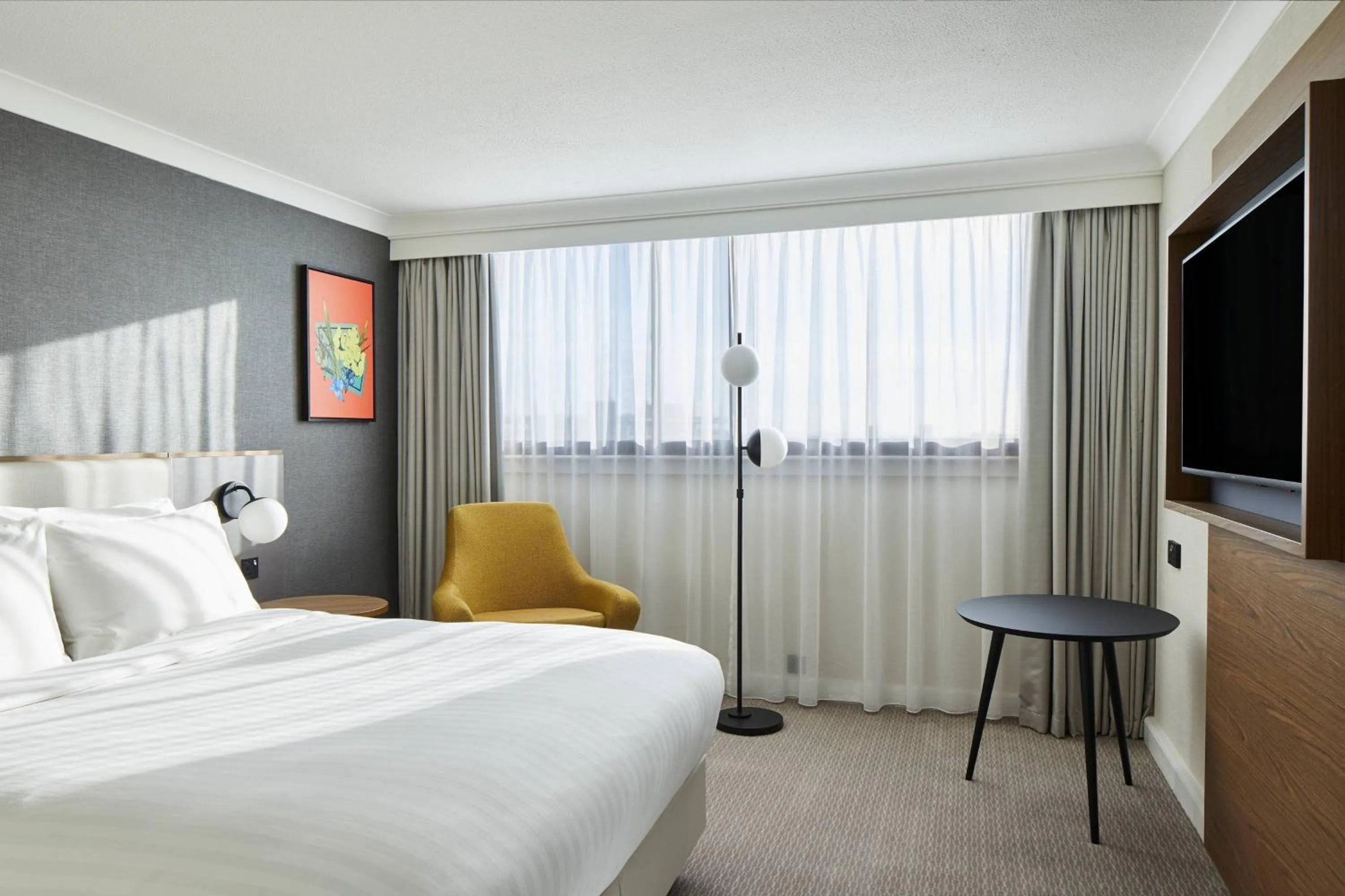 Photo of the whole room, Bed in Cardiff Marriott Hotel